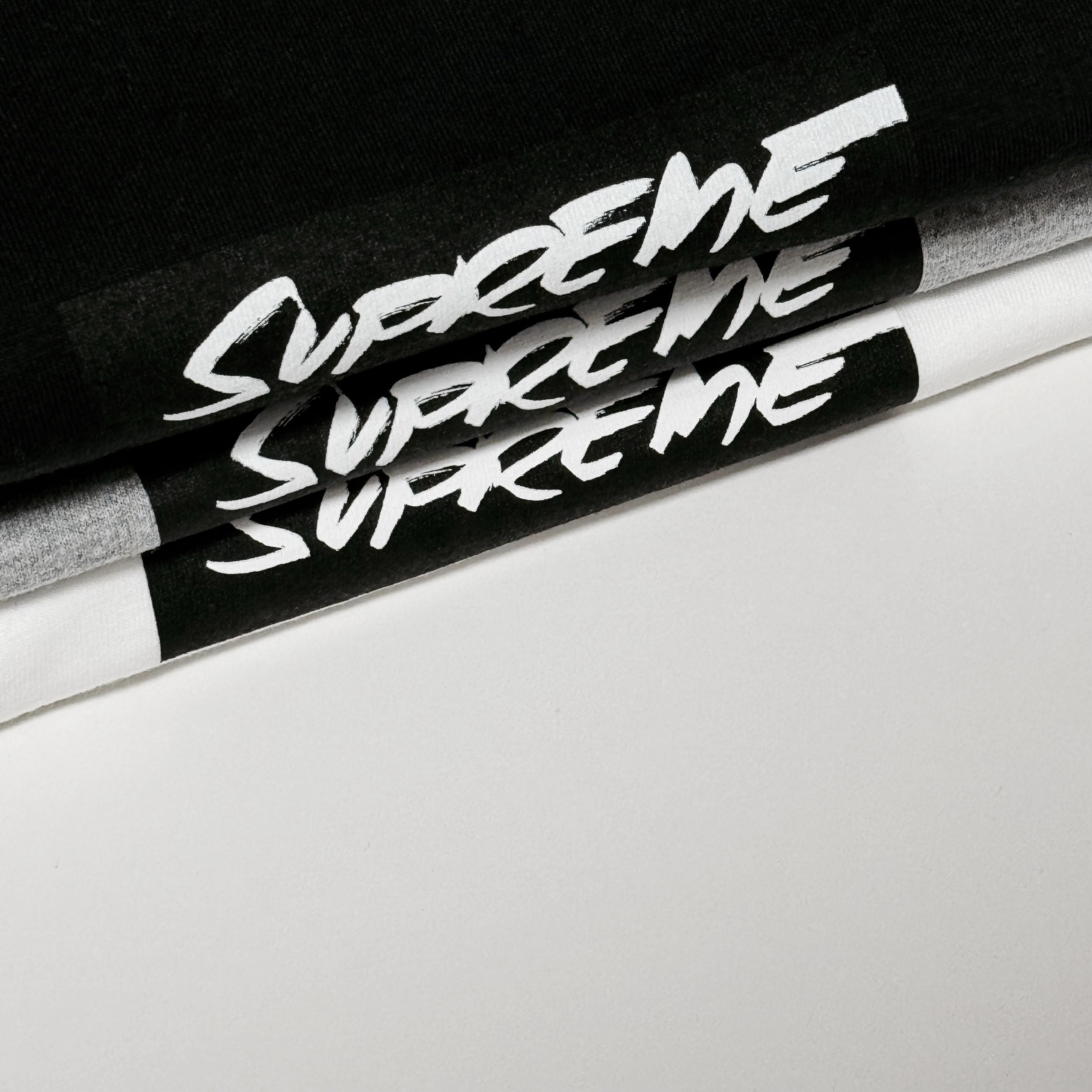 Supreme Futura Box Logo T-Shirt White - 24SS, Supreme Futura Box Logo T-Shirt Heather Grey - 24SS 착용 스타일 - 1