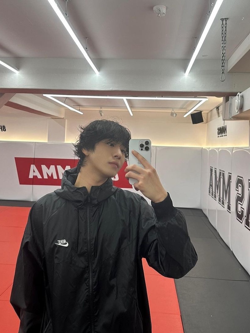 Nike NSW Windrunner Hoodie Jacket Black - Asia, Our Legacy Work Shop Windbreaker Washed Black 착용 스타일 - 2