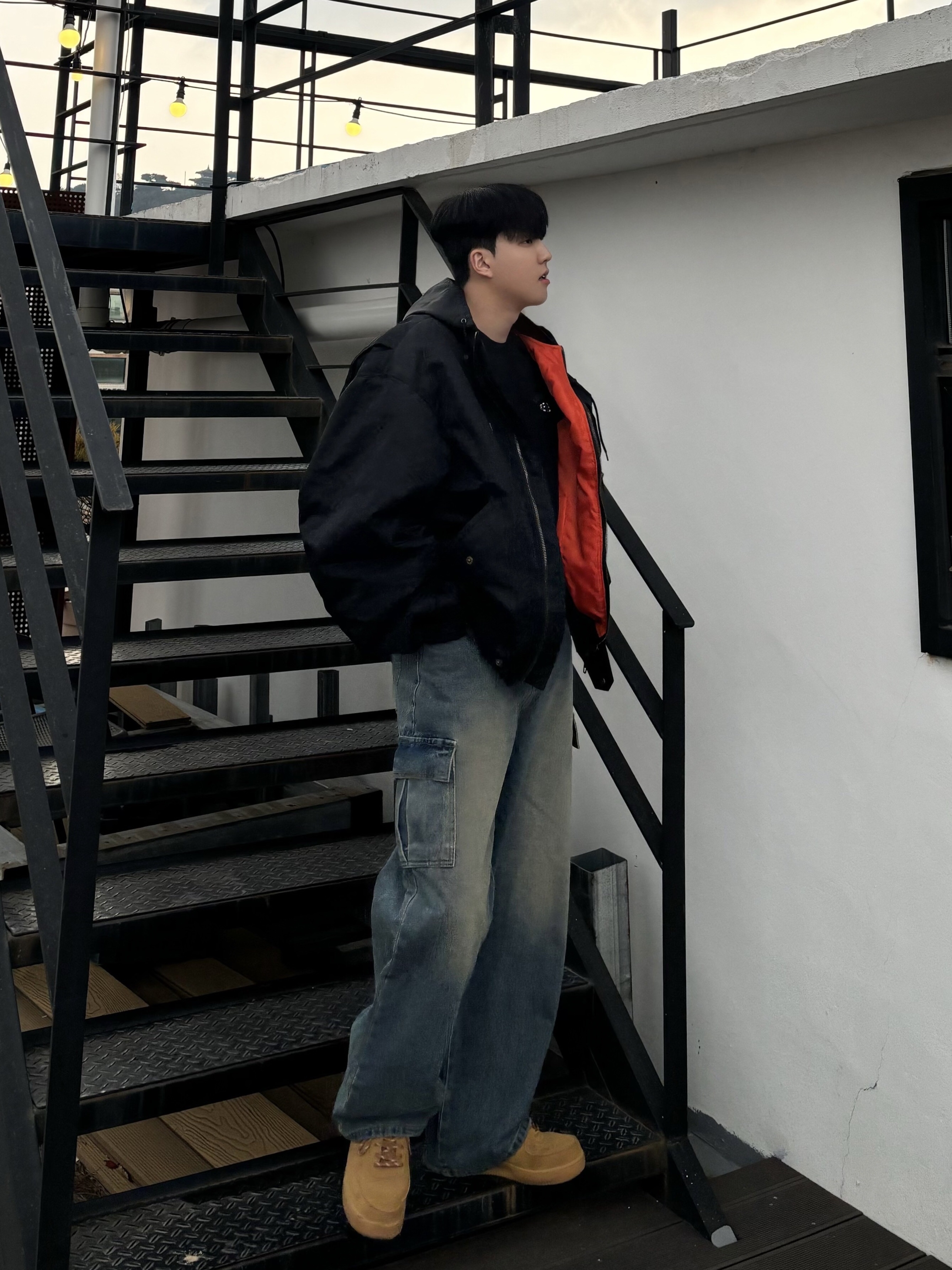 Balenciaga Bomber Black, Nike Air Force 1 '07 WB Flax 착용 스타일