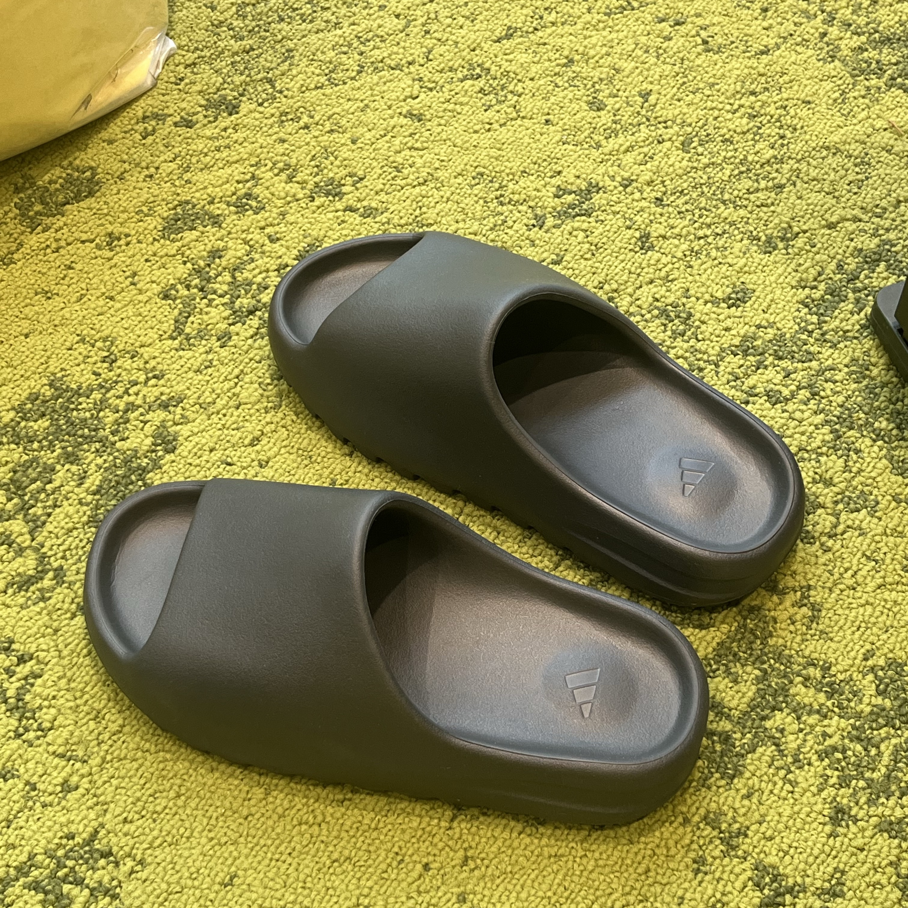 Adidas Yeezy Slide Dark Onyx 2024 착용 스타일 - 2