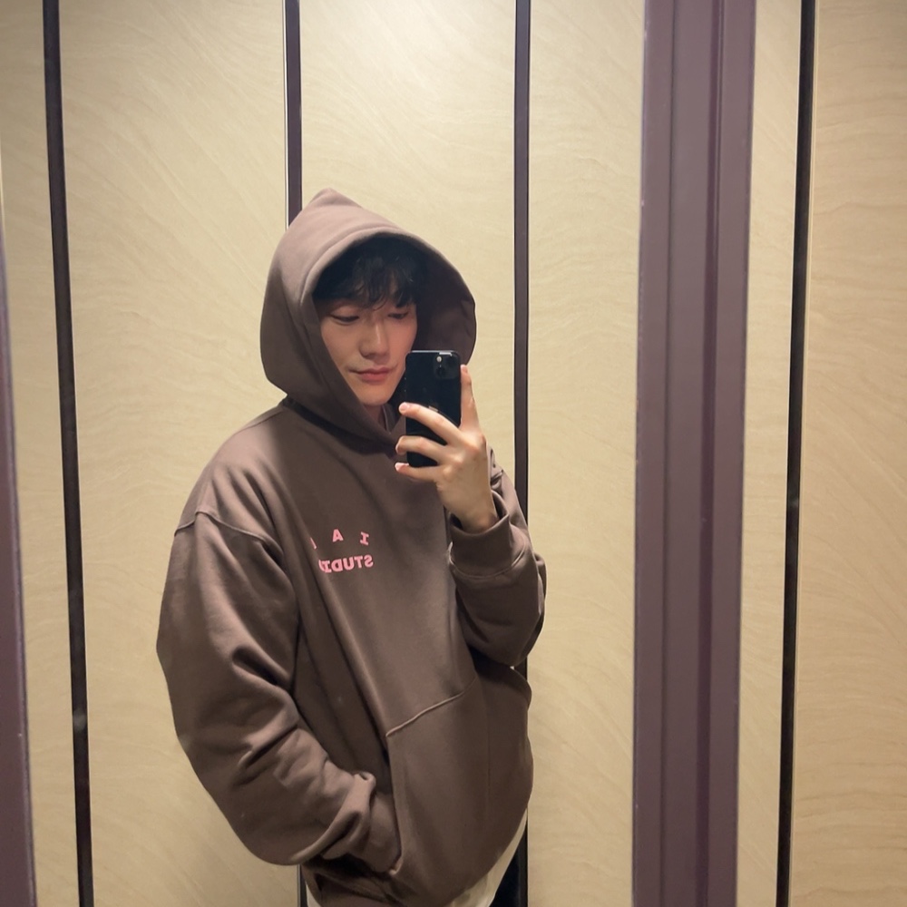 IAB Studio Hoodie Choco - Harajuku Exclusive 착용 스타일 - 1