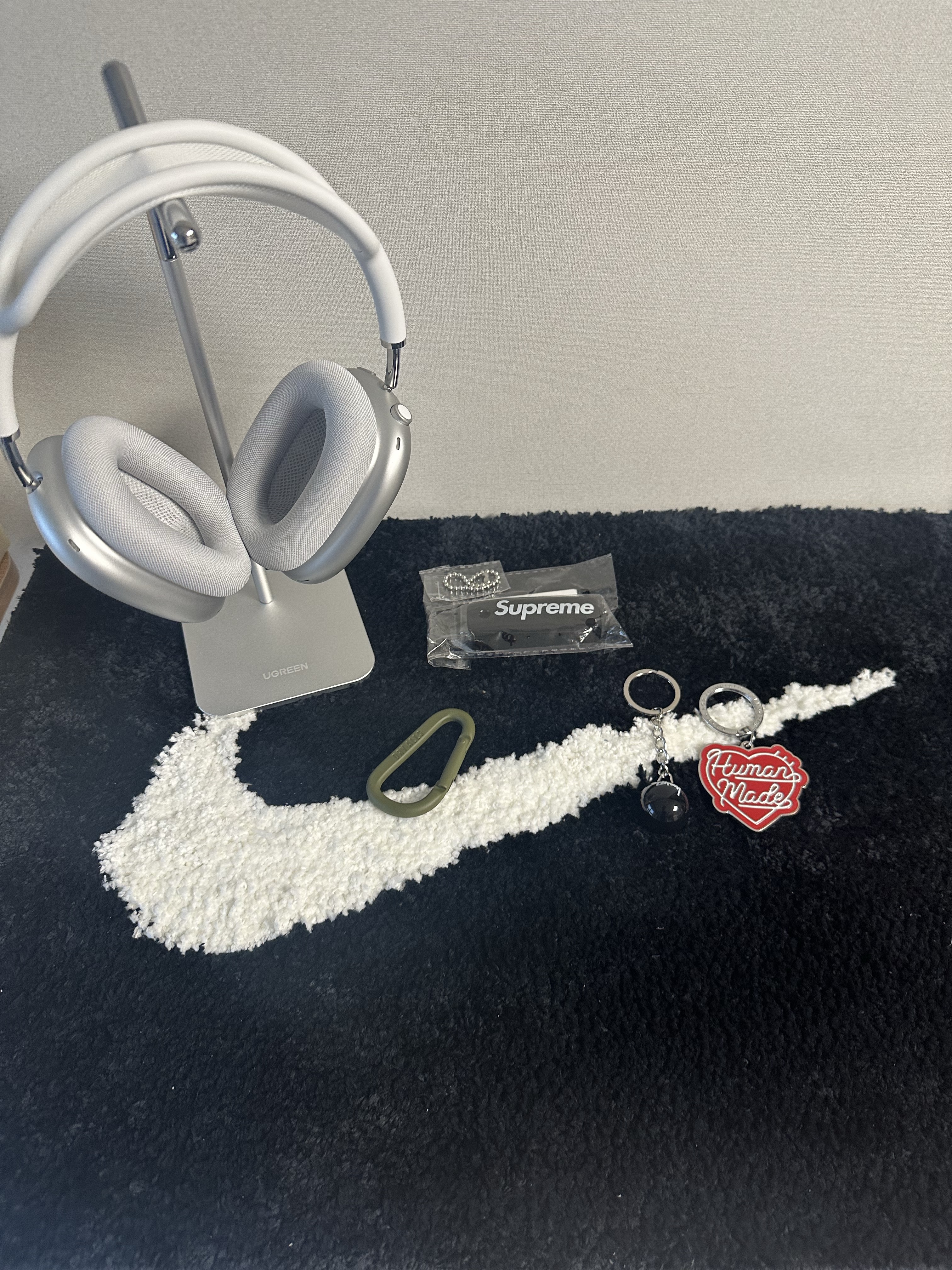 Human Made Carabiner 70mm Olive Drab, Stussy 8 Ball Keychain Black 착용 스타일