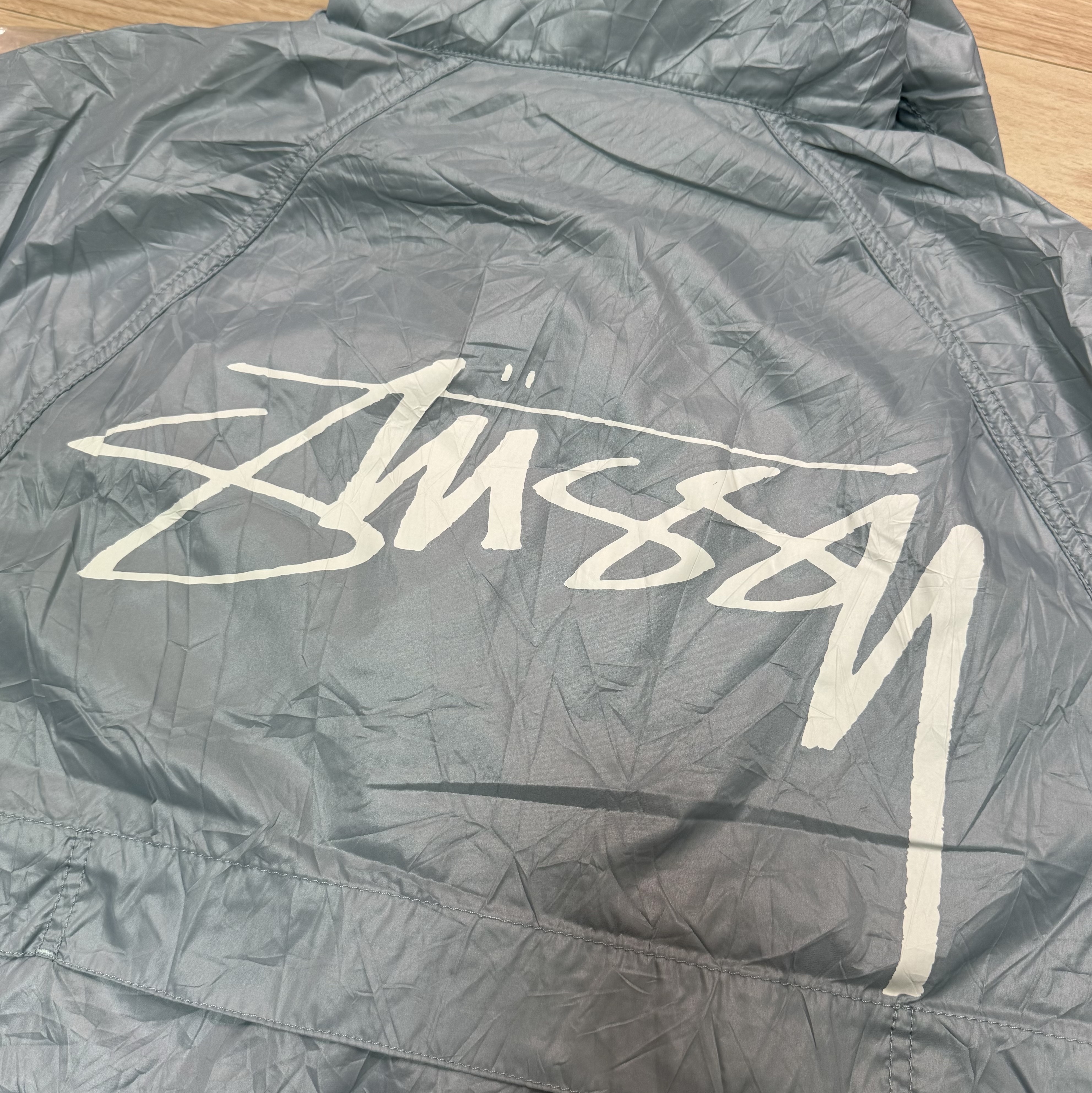 Stussy Beach Shell Wrinkled Nylon Jacket Slate 착용 스타일