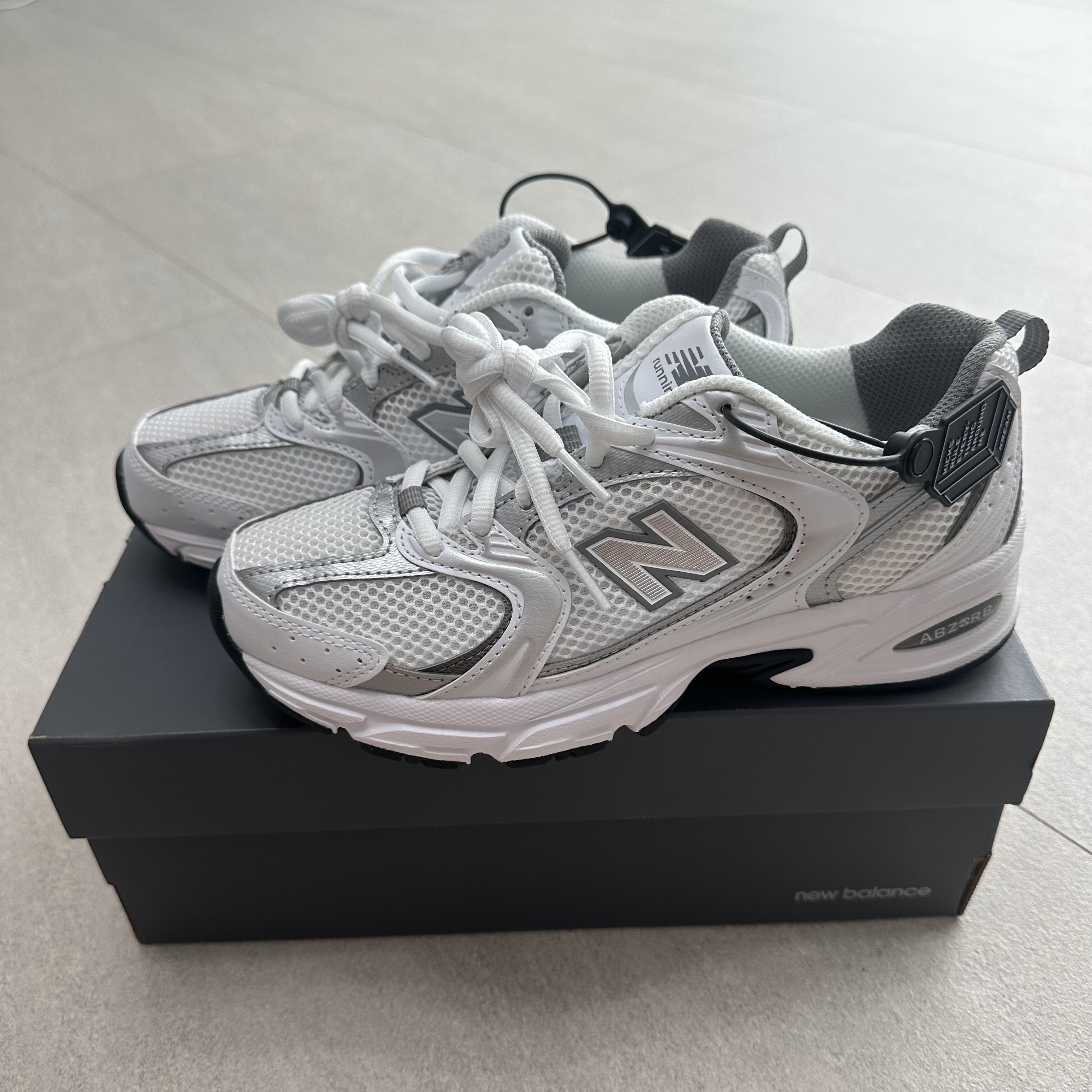 New Balance 530 White Silver 착용 스타일