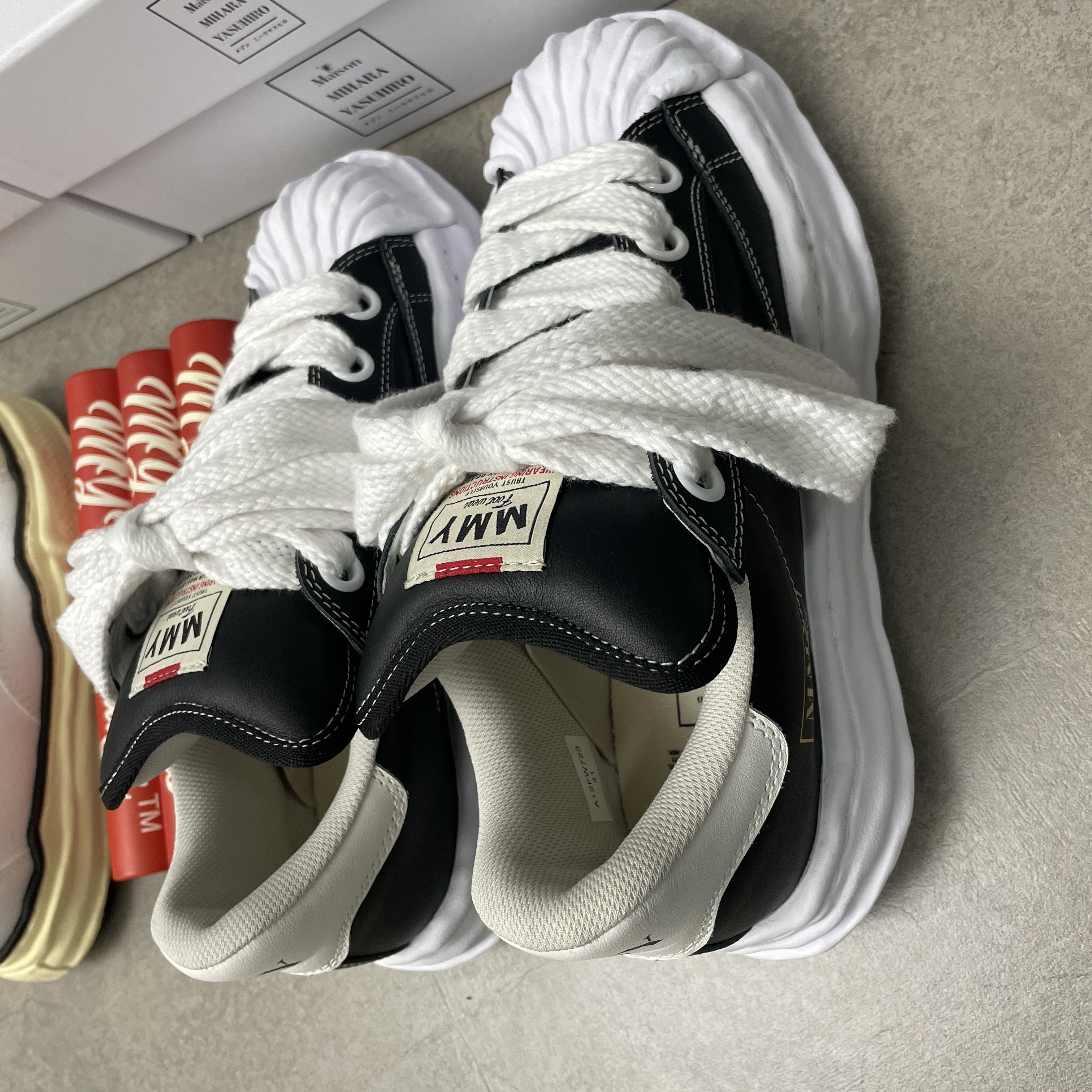 Maison Mihara Yasuhiro Blakey Puffer OG Sole Leather Low-top Sneakers Black, Maison Mihara Yasuhiro Peterson VL OG Sole Canvas Low-top Sneakers White 착용 스타일 - 3