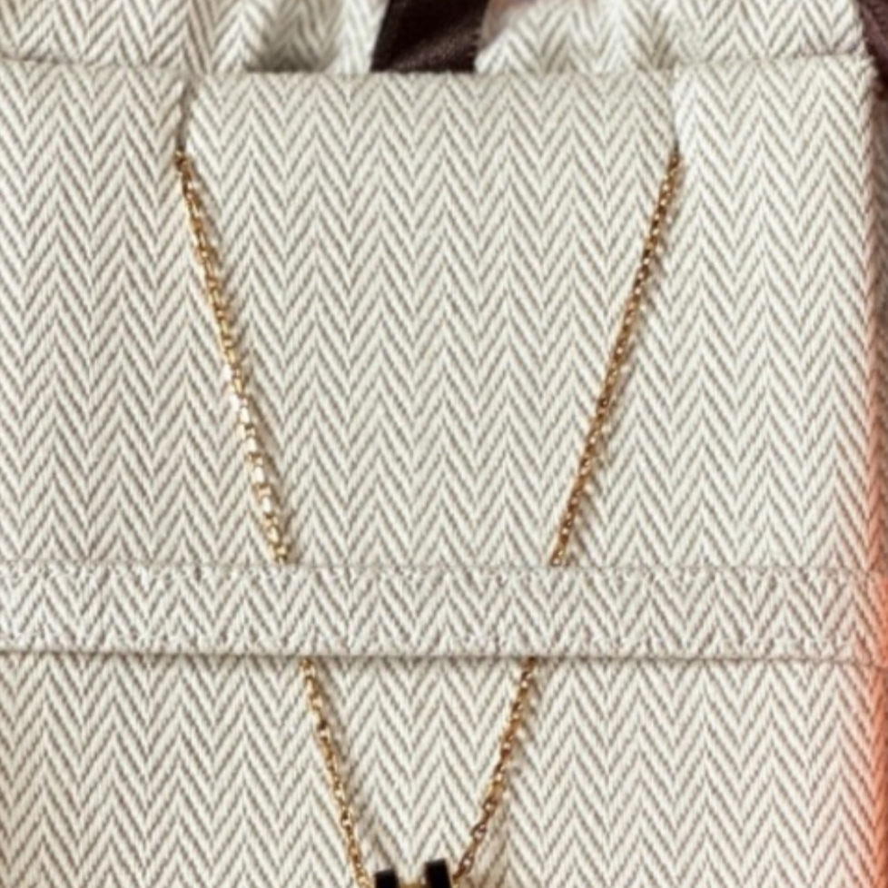 (W) Hermes Mini Pop H Pendant Gold & Noir 착용 스타일 - 1