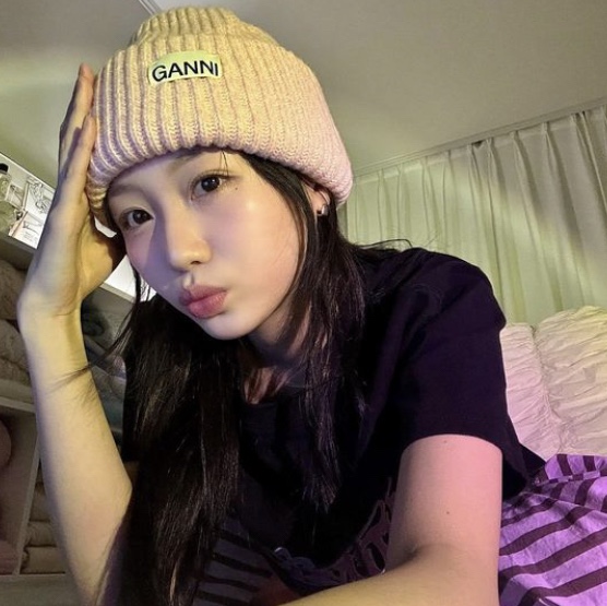 Ganni Fitted Rib Knit Wool Beanie Mauve Chalk 착용 스타일