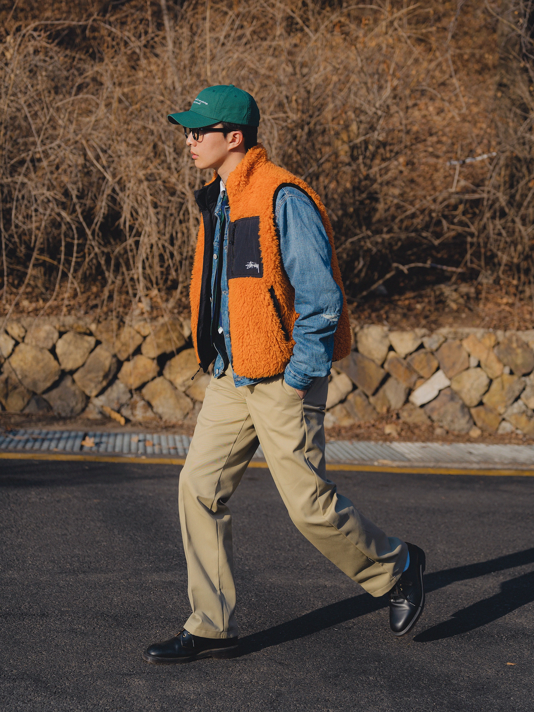 Stussy Sherpa Reversible Vest Tangerine, Dickies Original 874 Work Pant Khaki 착용 스타일 - 2