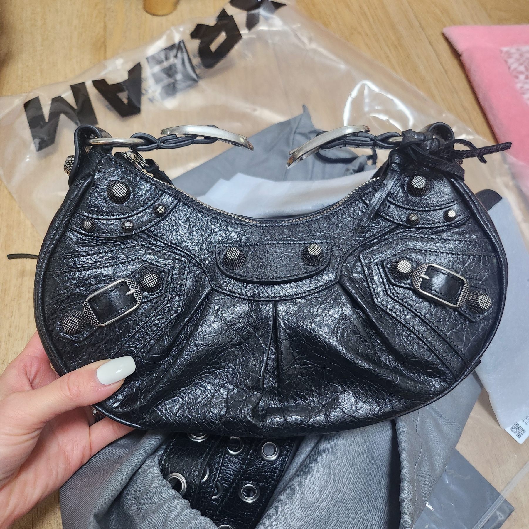 Balenciaga Arena Lambskin Le Cagole XS Shoulder Bag Black 착용 스타일 - 2