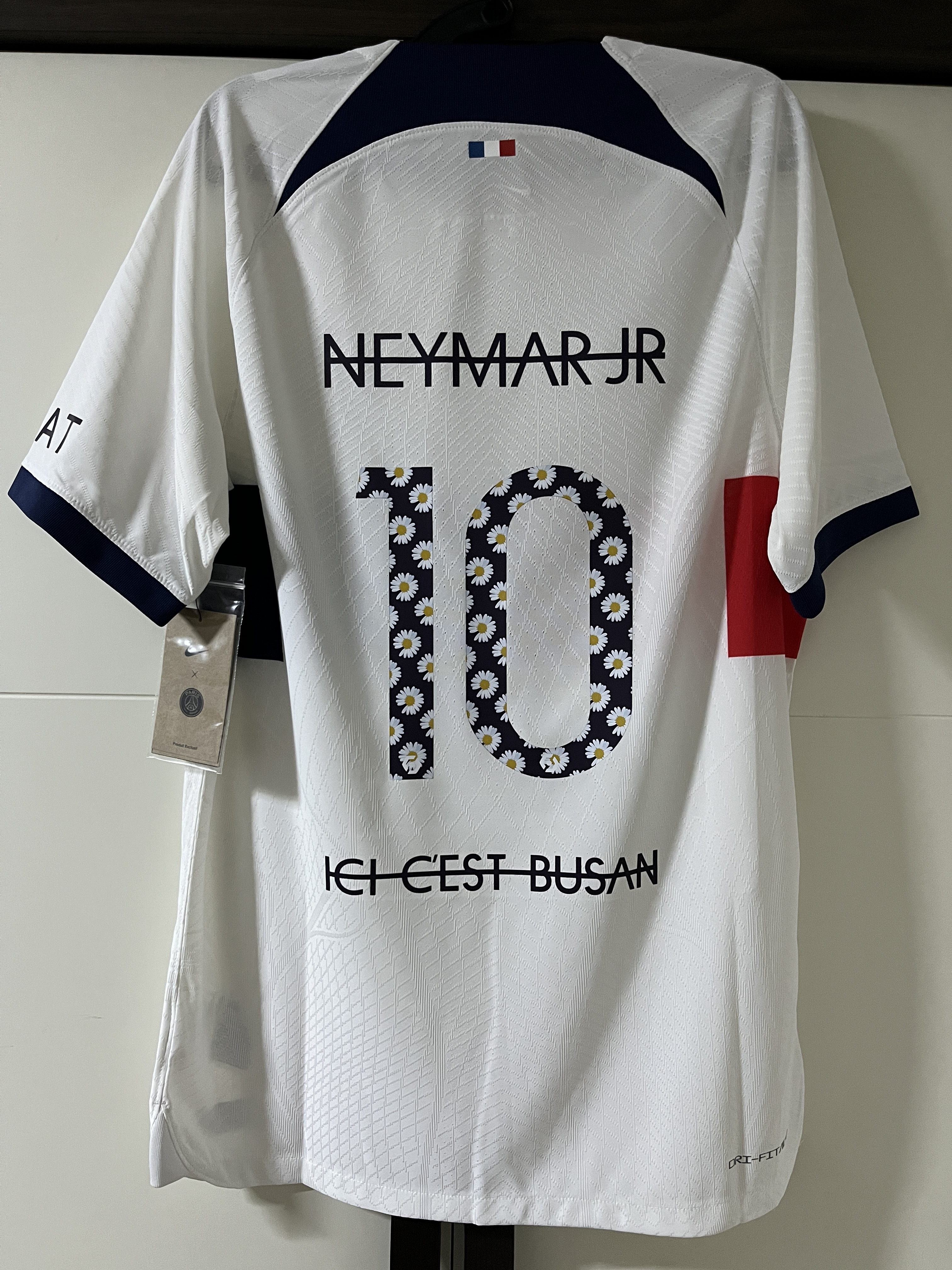 Nike Paris Saint-Germain 2023/24 Dri-Fit Stadium Away Jersey White Midnight Navy (Non Marking Ver.), Nike Paris Saint-Germain 2023/24 Dri-Fit ADV Match Away Jersey White Midnight Navy (Non Marking Ver.) 착용 스타일 - 1