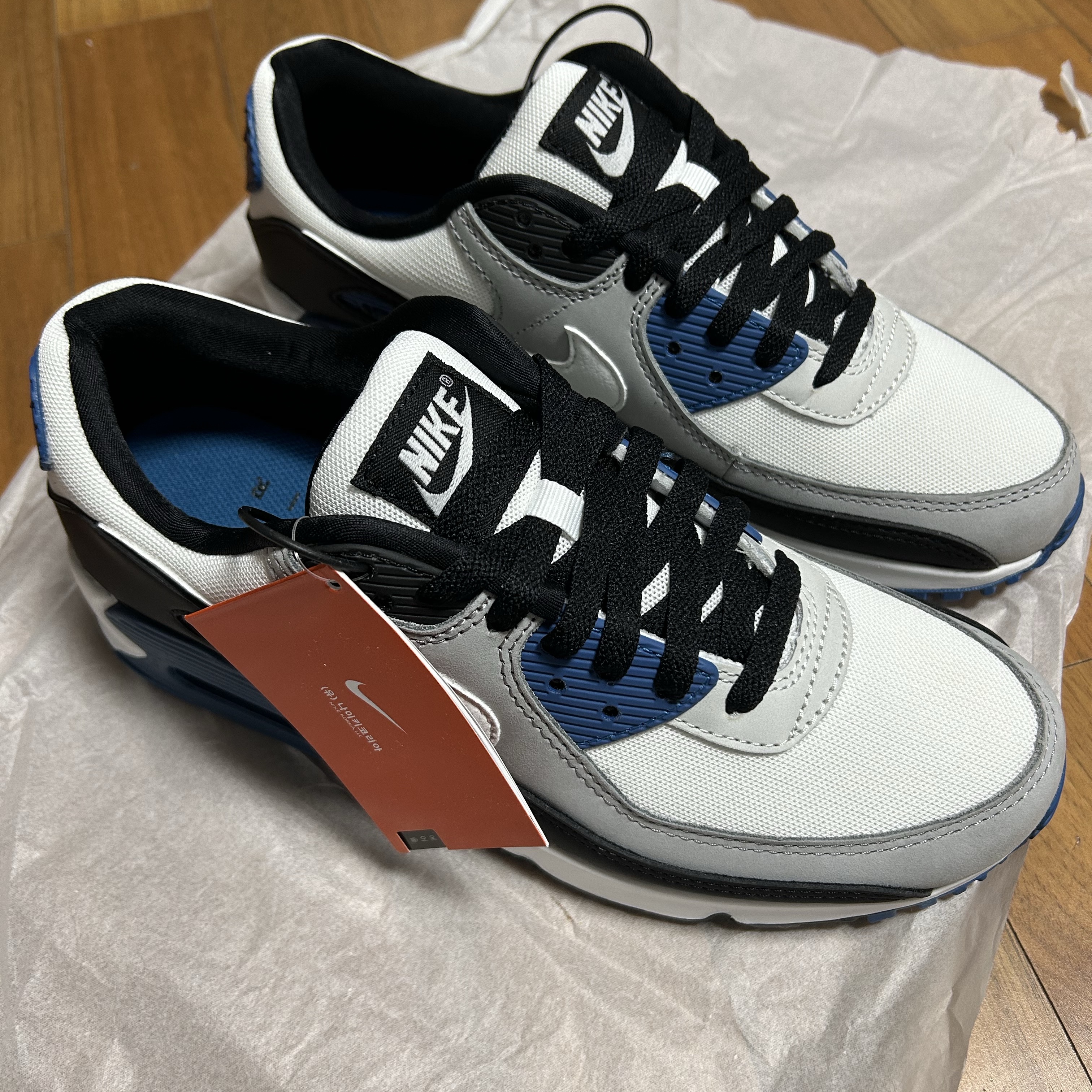 Nike Air Max 90 Light Smoke Grey Industrial Blue 착용 스타일 - 1