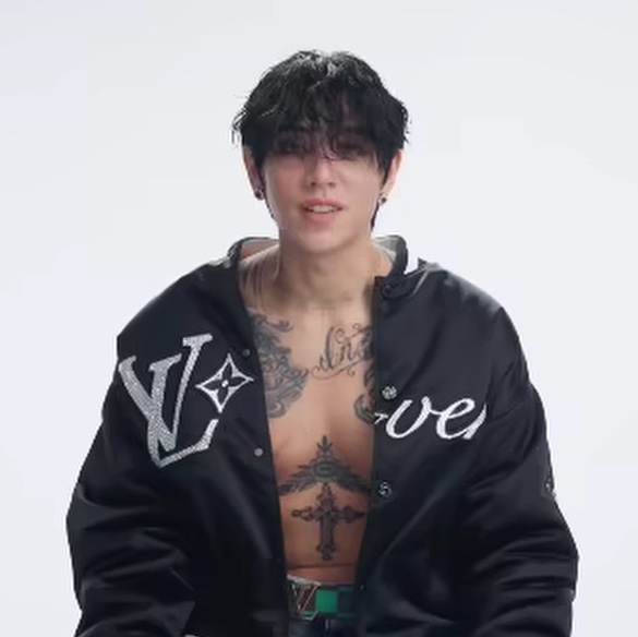 Louis Vuitton Embroidered Nylon Baseball Blouson Black 착용 스타일