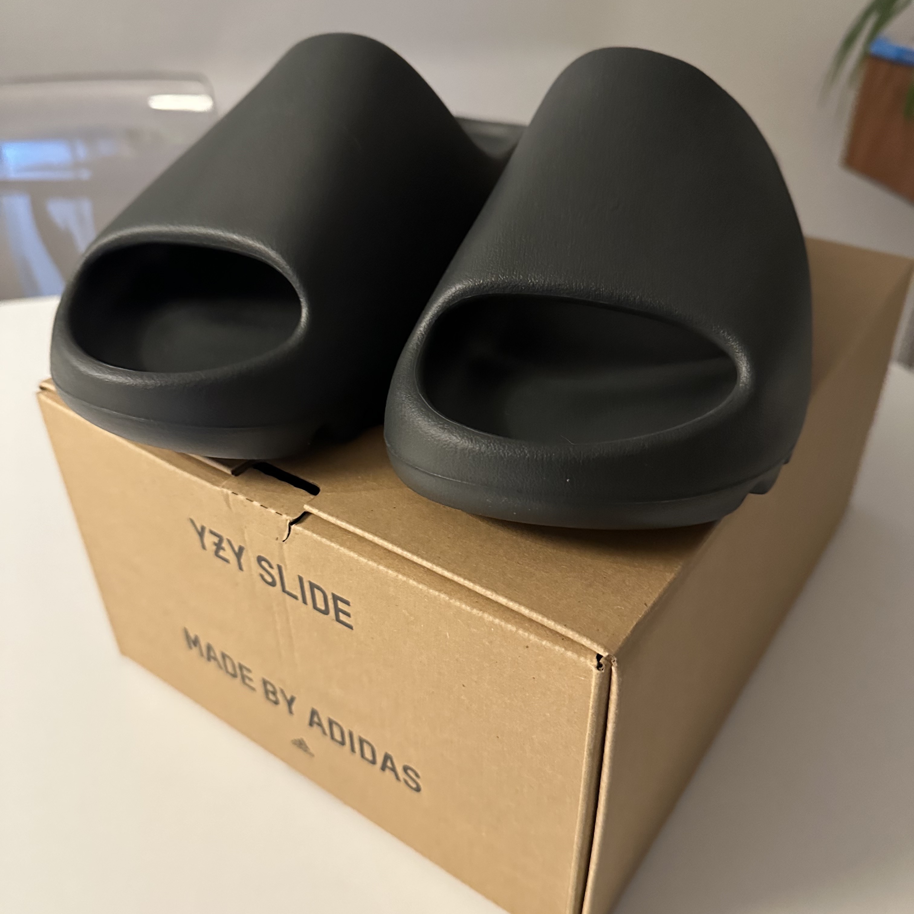 Adidas Yeezy Slide Dark Onyx 2024 착용 스타일 - 2
