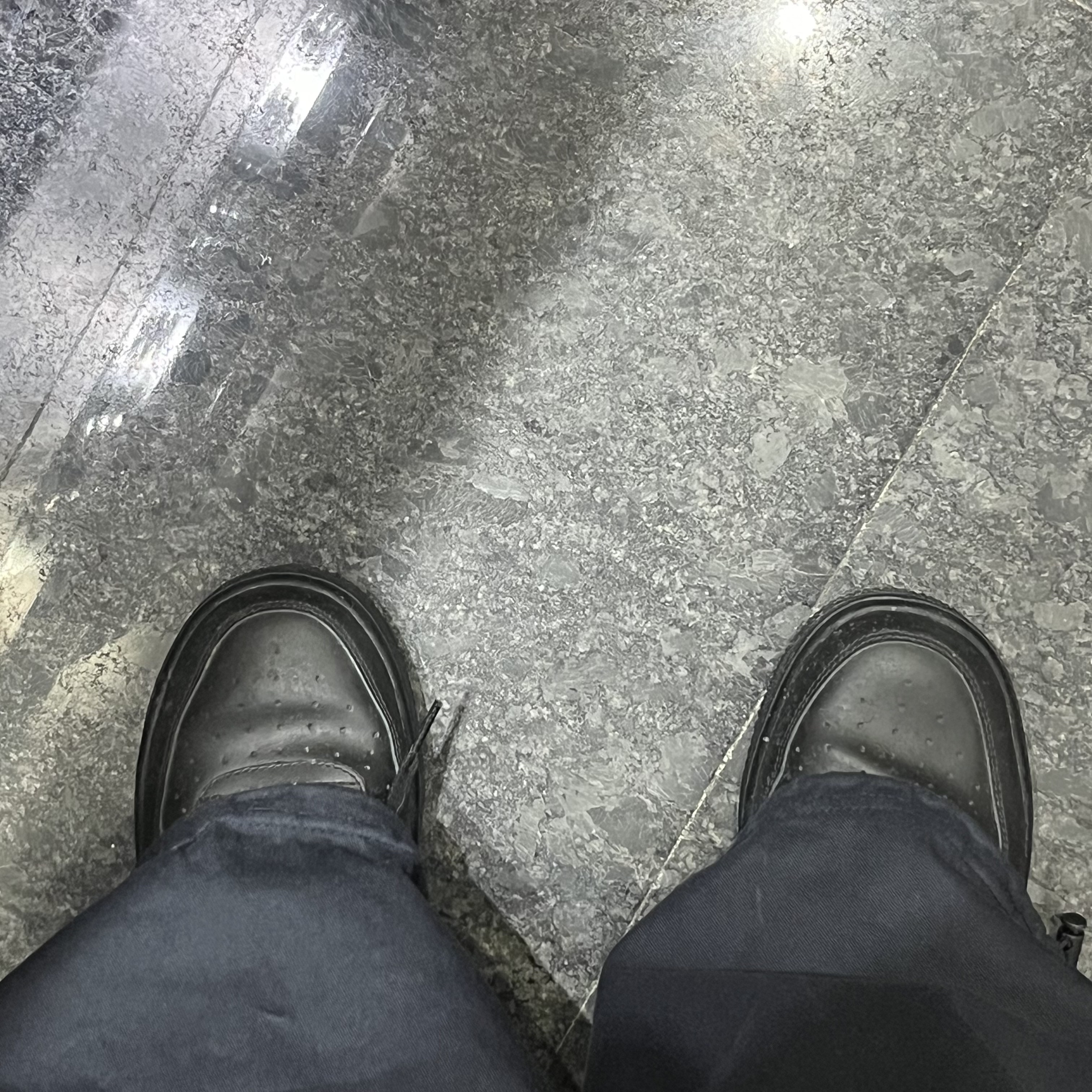 UGG Hyde Slipper Chestnut, Nike Air Force 1 '07 Low Triple Black 착용 스타일 - 3
