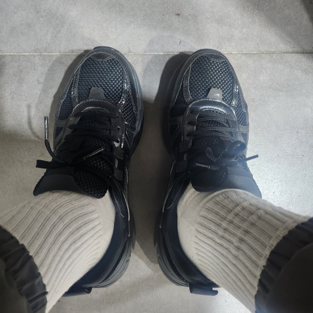 Nike V2K Run Black Anthracite 착용 스타일 - 2