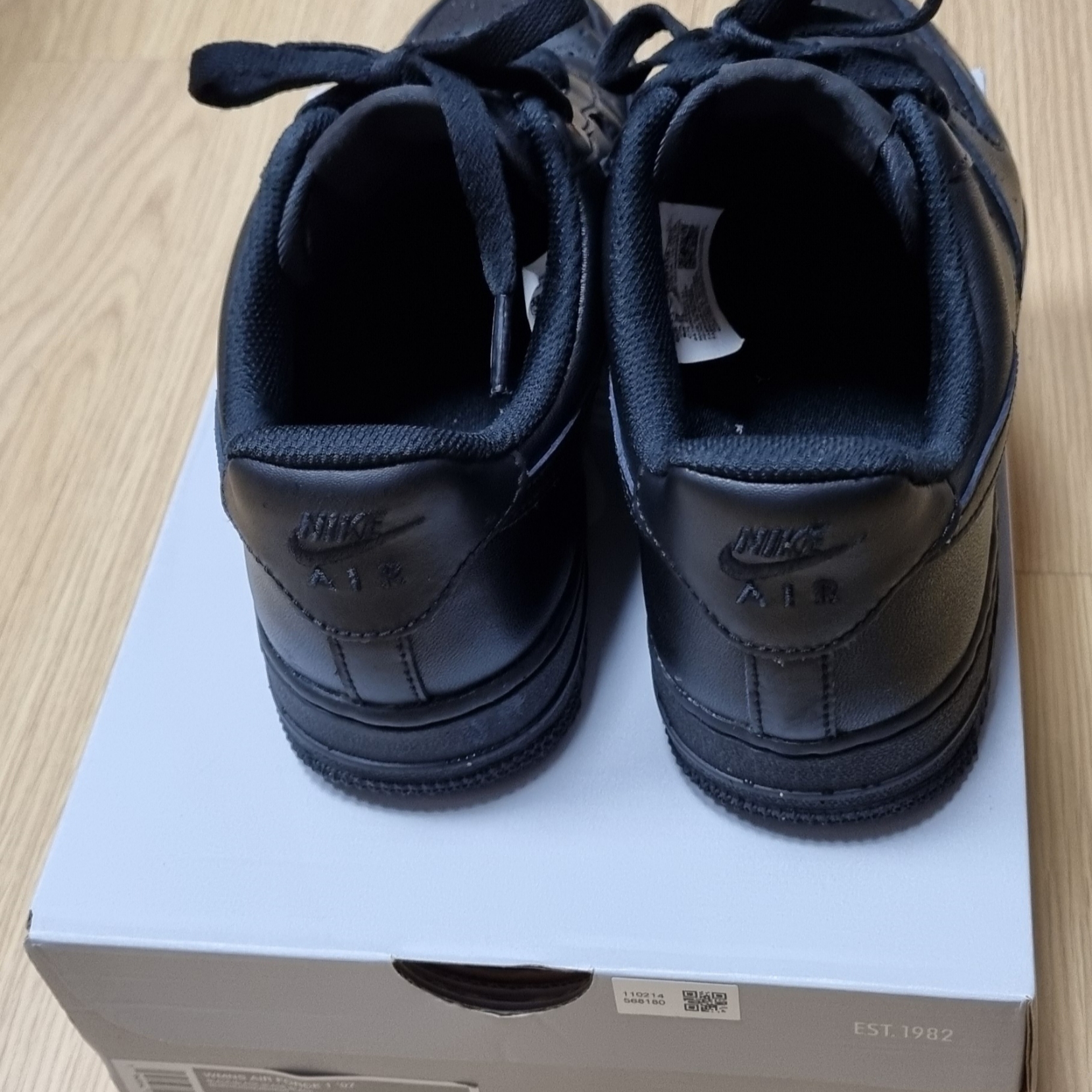 (W) Nike Air Force 1 '07 Low Triple Black 착용 스타일 - 4