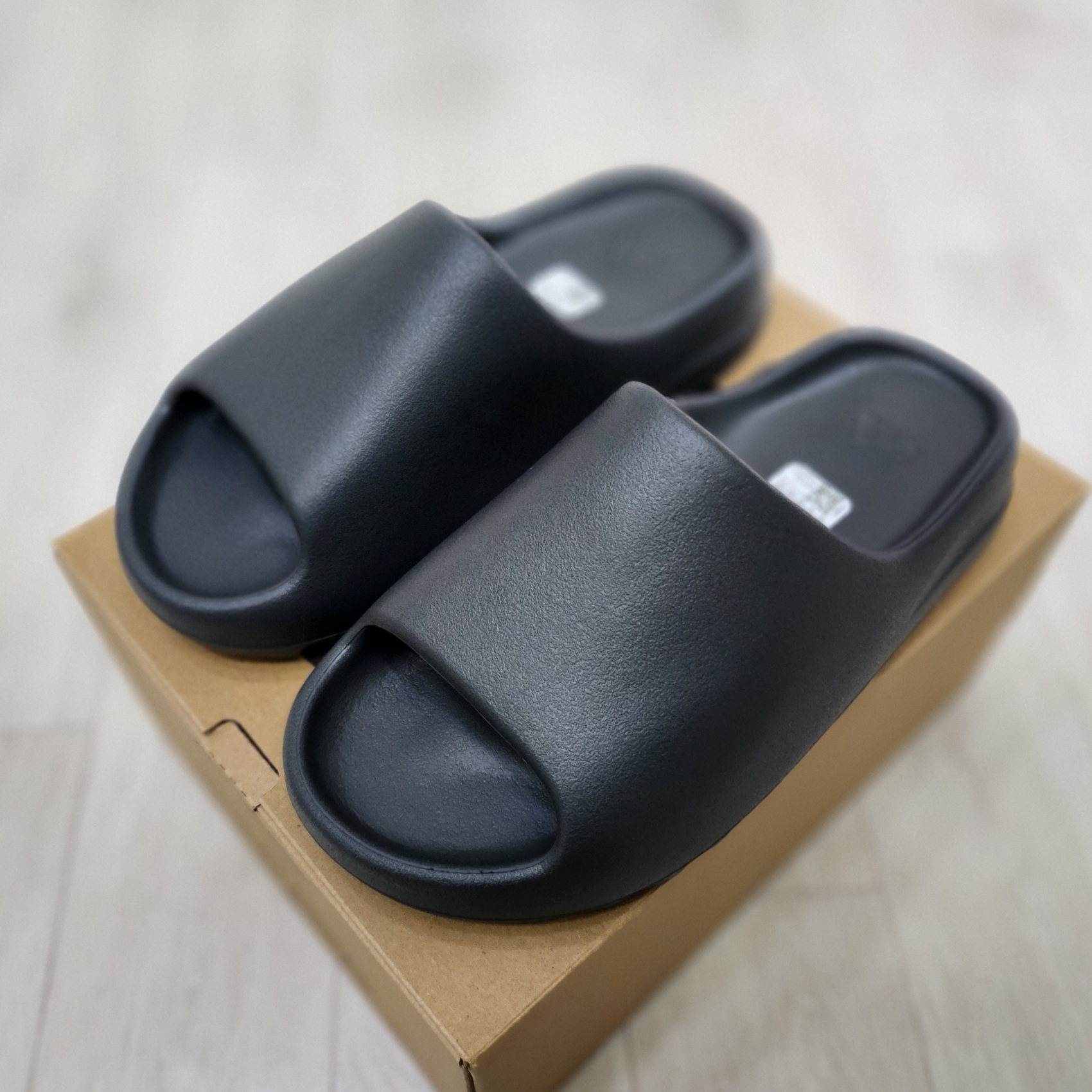 Adidas Yeezy Slide Dark Onyx 2024 착용 스타일 - 2