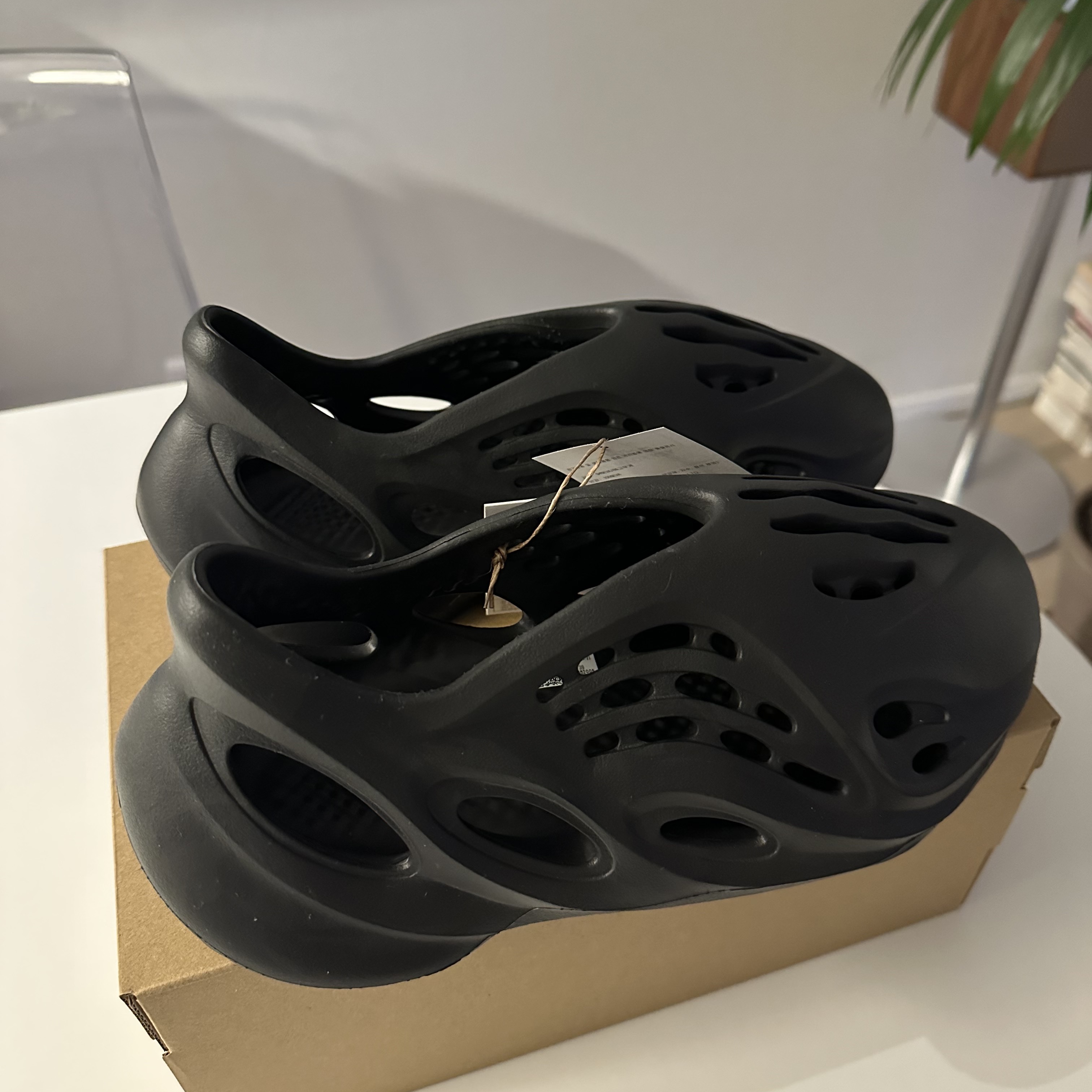 Adidas Yeezy Foam RNNR Onyx 착용 스타일 - 4