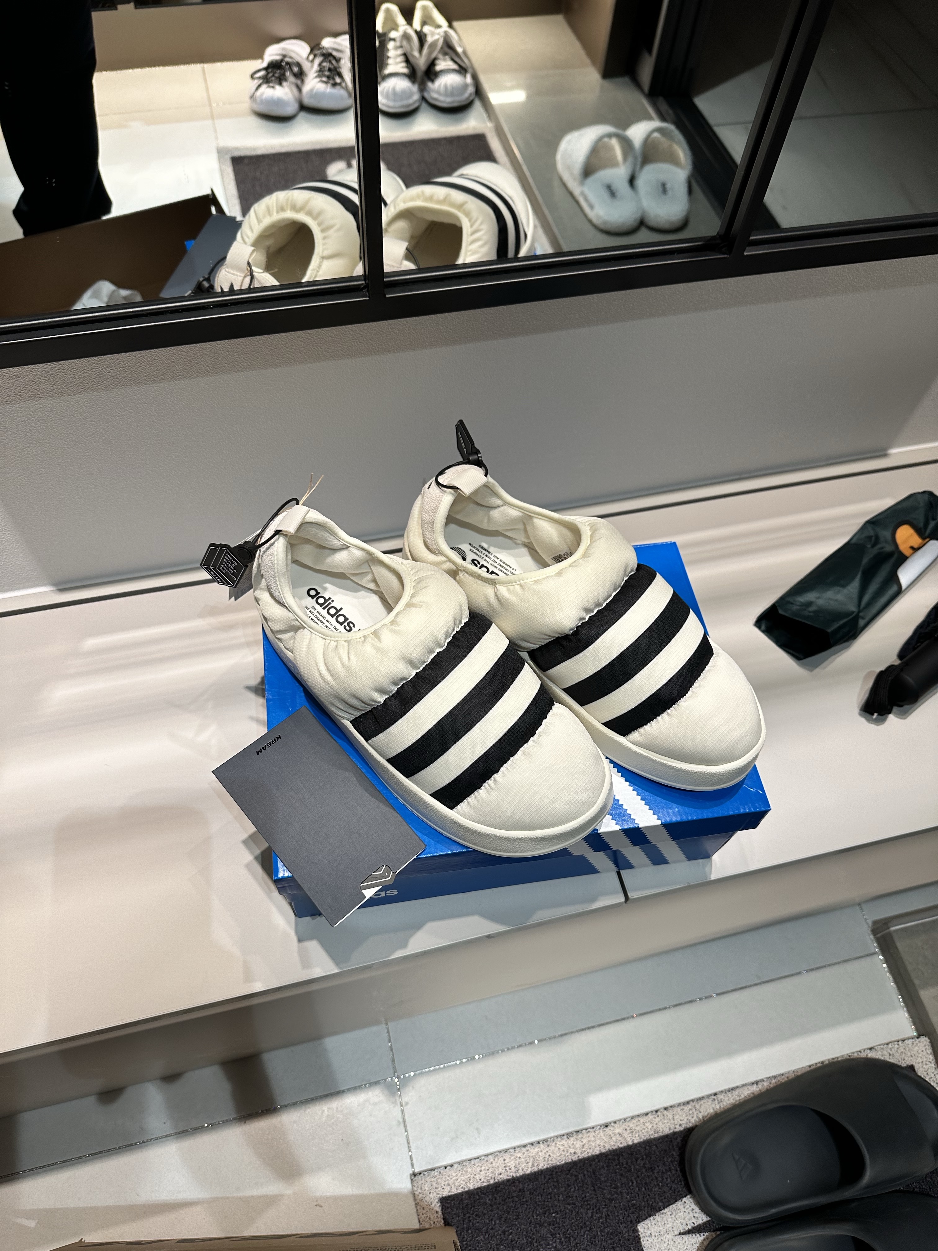 Adidas Puffylette Off White 착용 스타일