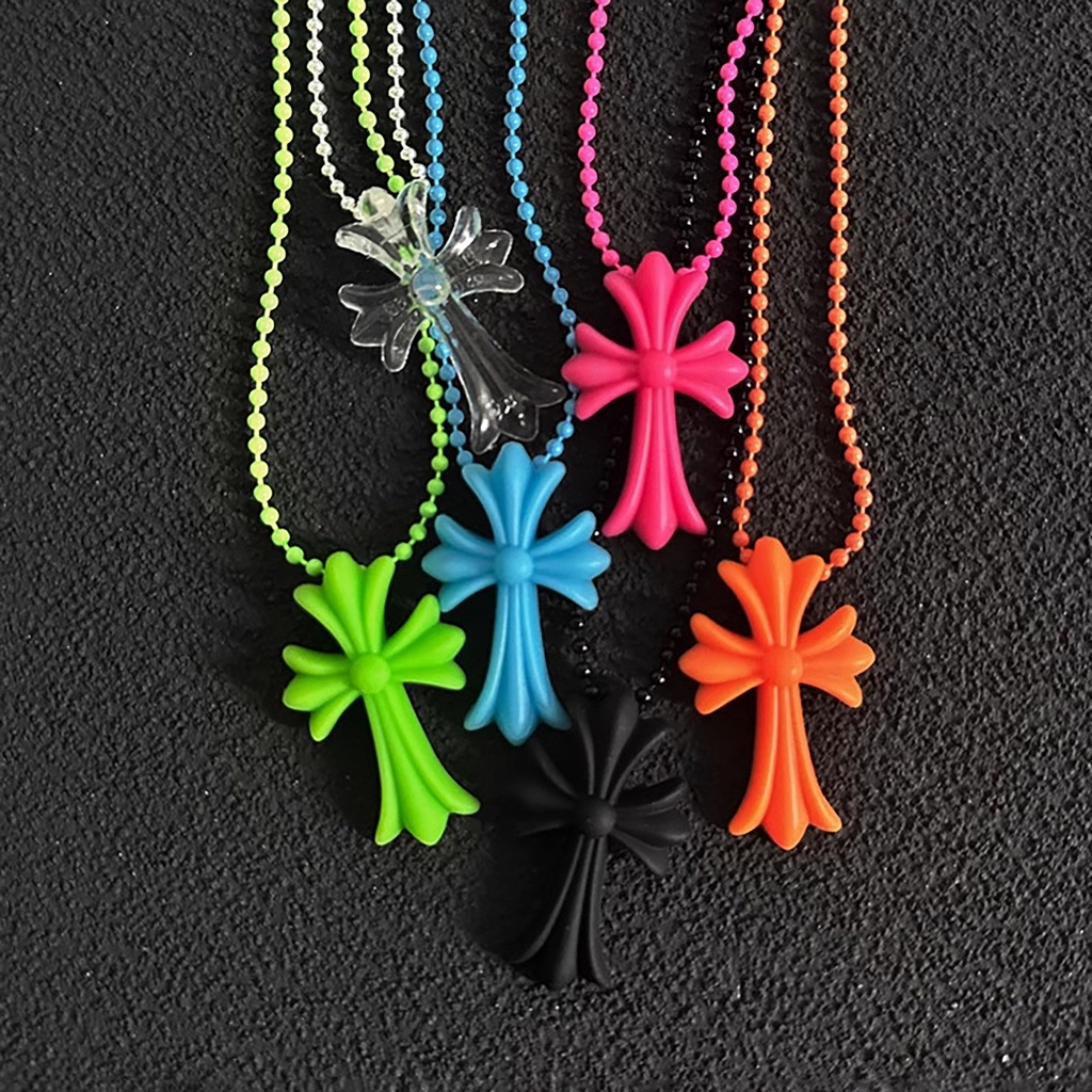 Chrome Hearts Silichrome CH Cross Pendant Black 2022/2023/2025, Chrome Hearts Silichrome CH Cross Pendant Pink 2022 착용 스타일 - 10