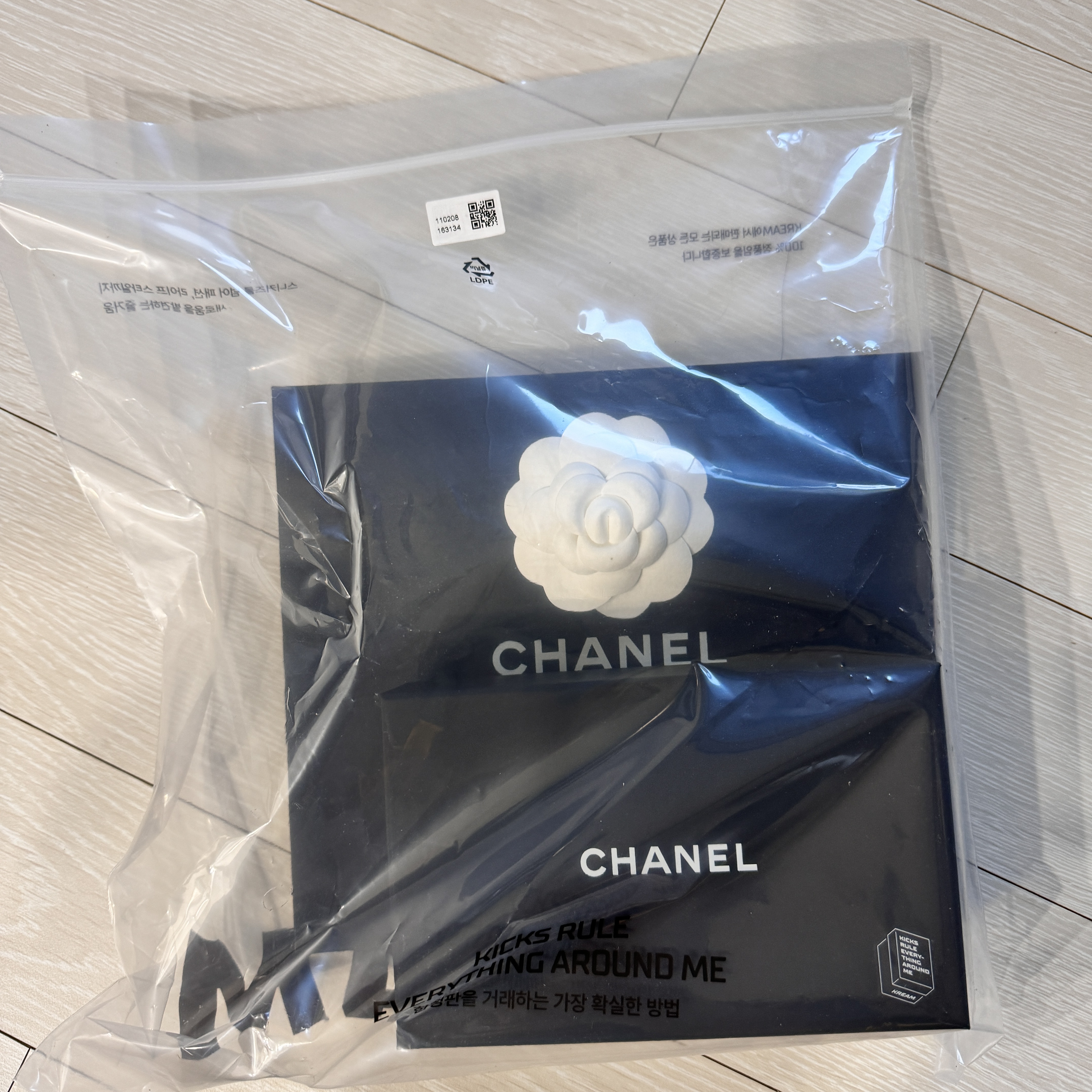 Chanel Boy Chanel Flap Card Holder Grained Calfskin & Ruthenium Black 착용 스타일 - 1