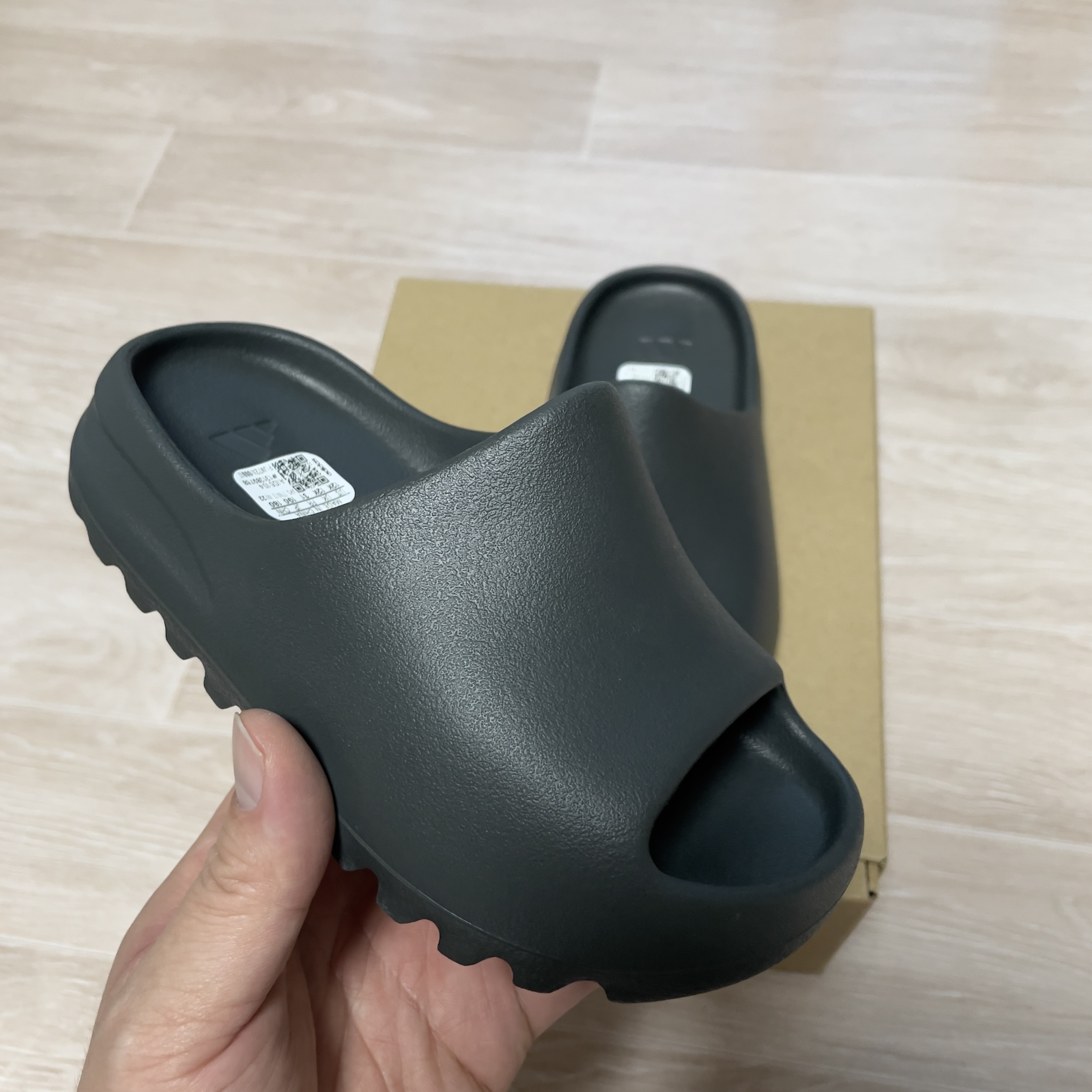 (Kids) Adidas Yeezy Slide Dark Onyx 2024 착용 스타일