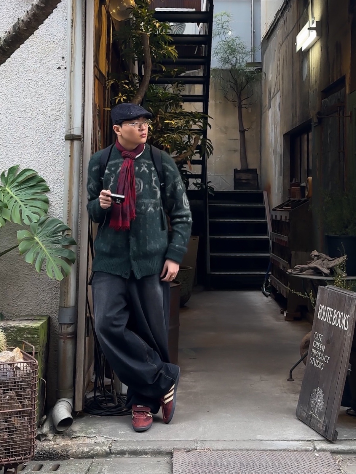 South2 West8 Loose Fit Crew Neck Cardigan S2W8 Nordic Green, Gentle Monster Atomic 02 Silver 착용 스타일 - 2