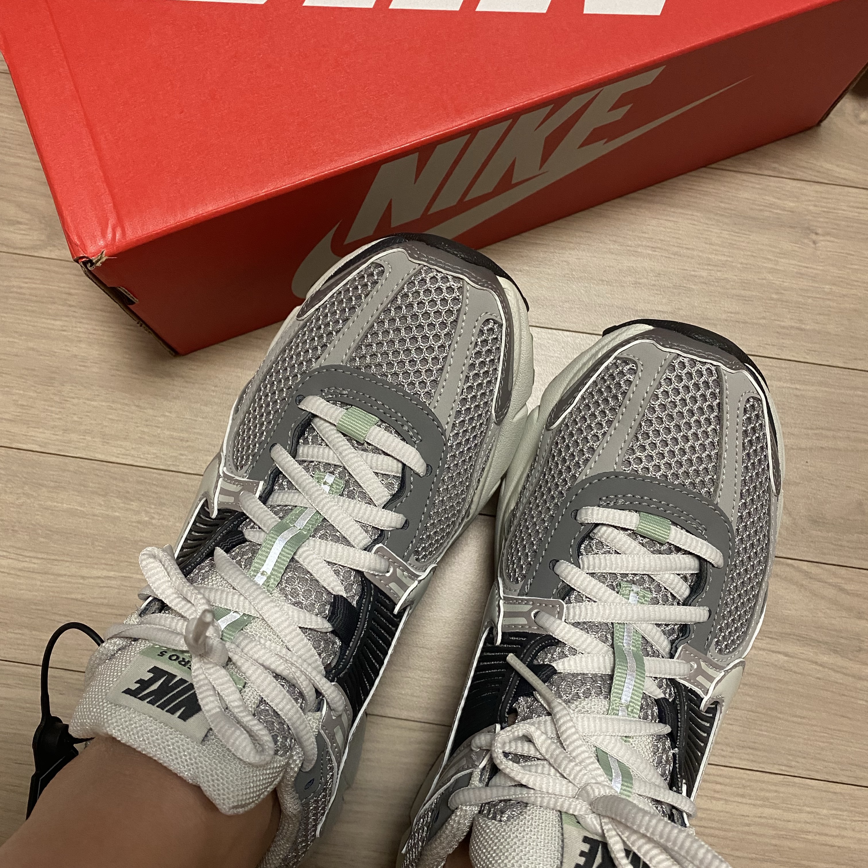 (W) Nike Zoom Vomero 5 Cobblestone and Flat Pewter 착용 스타일