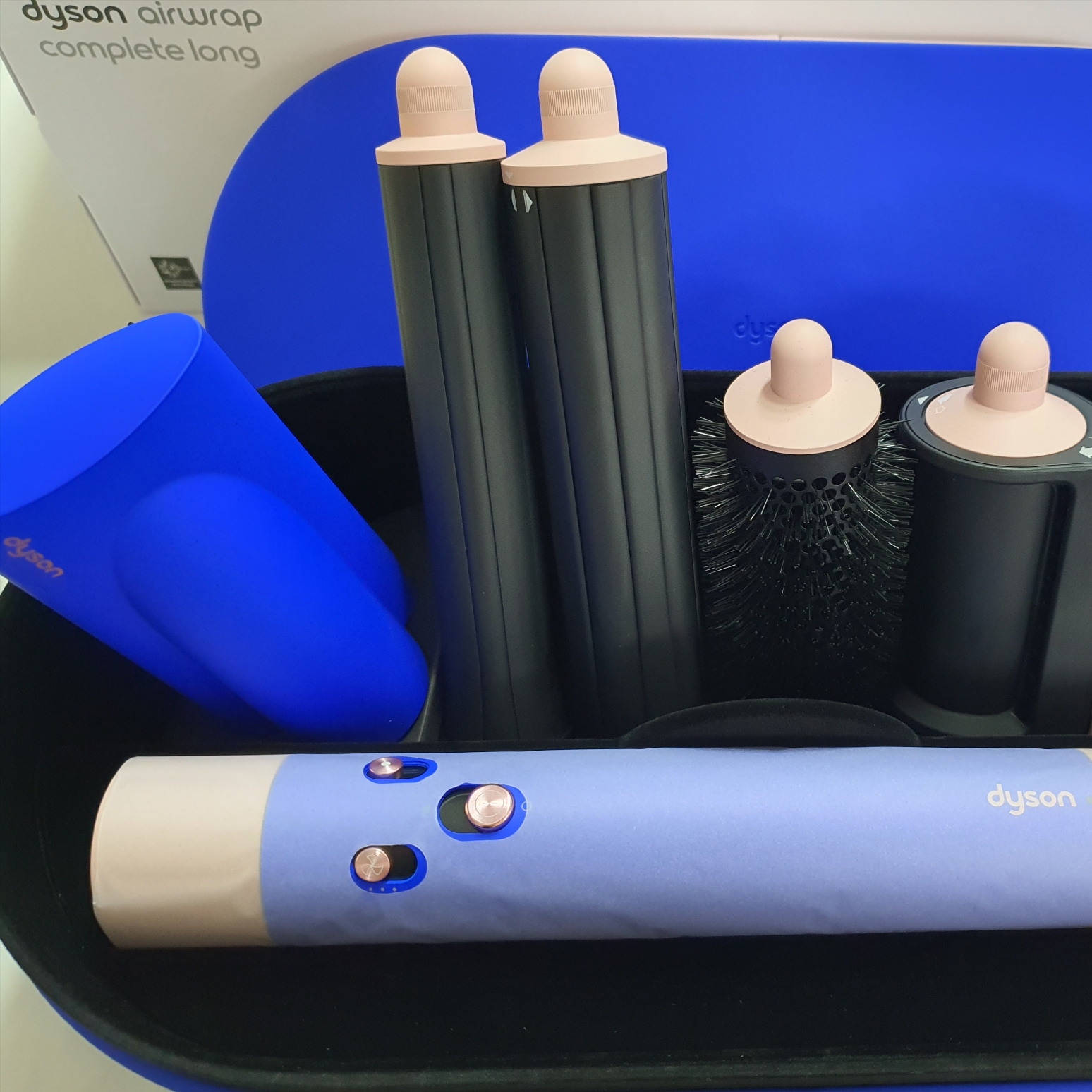 Dyson Airwrap Multi Styler Complete Long Blue Blush 착용 스타일 - 2