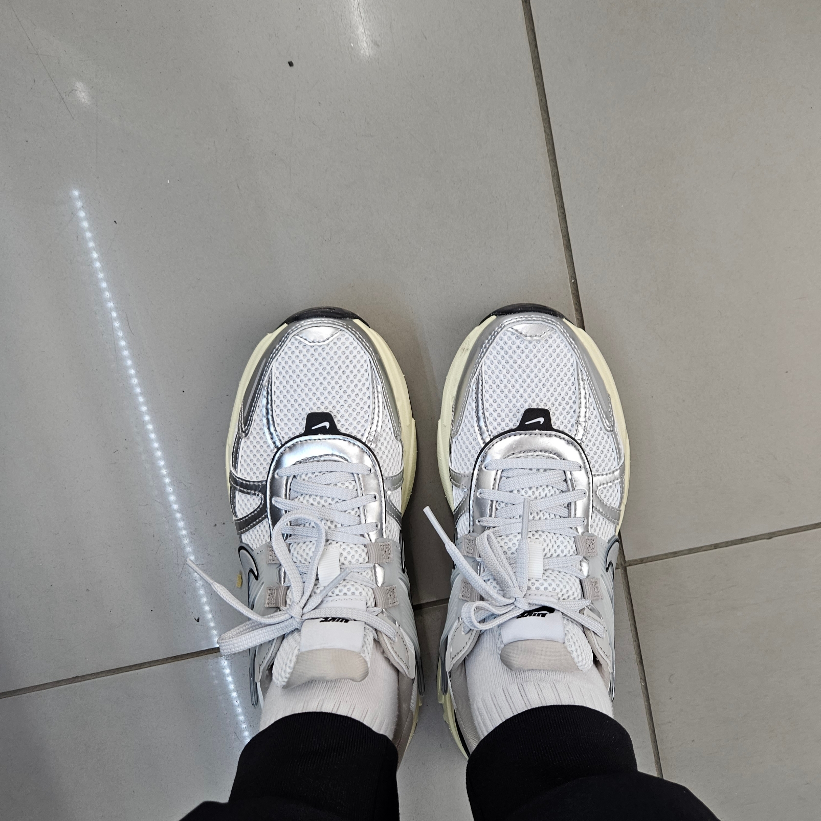 Nike V2K Run Summit White Metallic Silver 착용 스타일