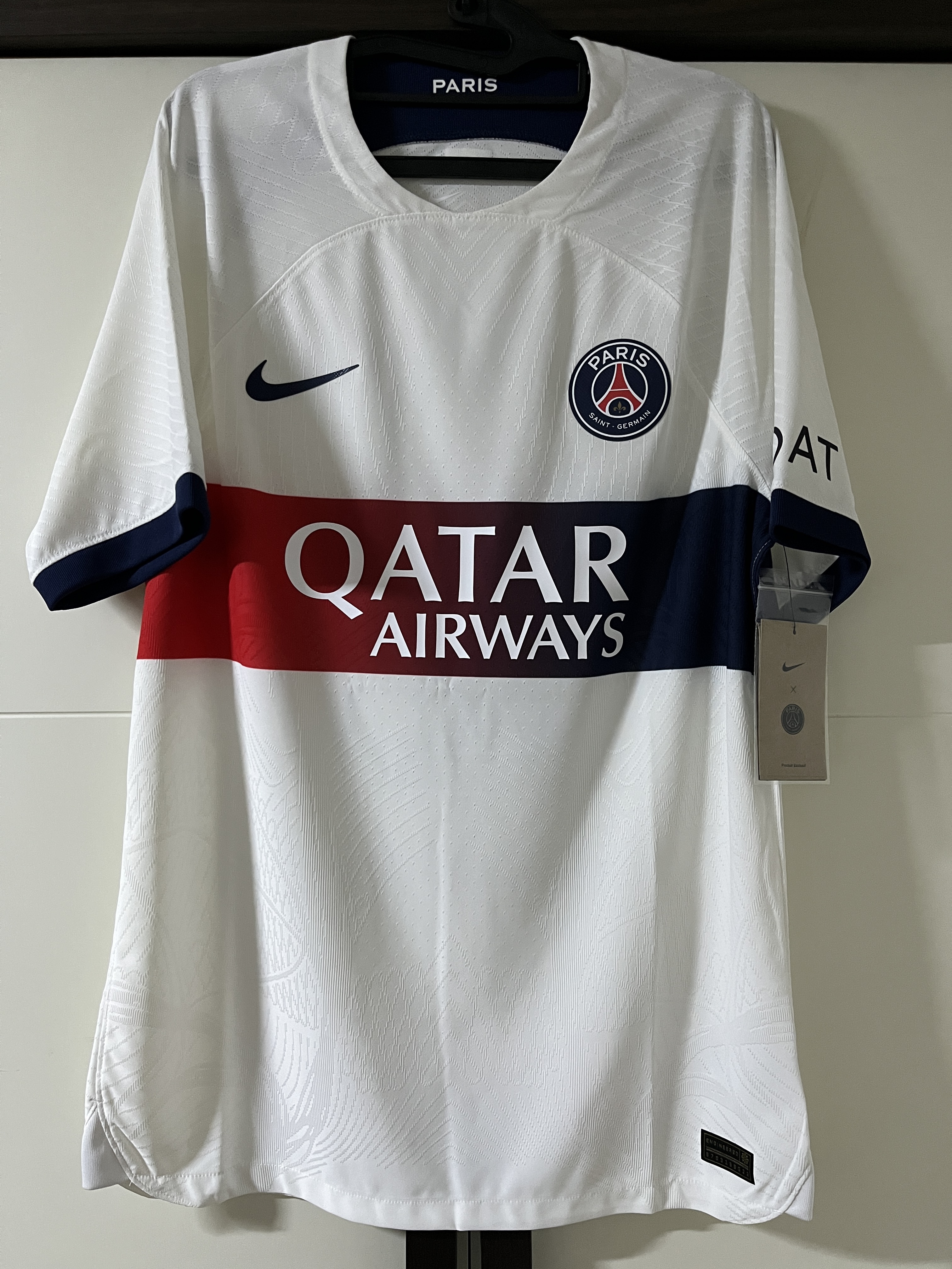 Nike Paris Saint-Germain 2023/24 Dri-Fit Stadium Away Jersey White Midnight Navy (Non Marking Ver.), Nike Paris Saint-Germain 2023/24 Dri-Fit ADV Match Away Jersey White Midnight Navy (Non Marking Ver.) 착용 스타일 - 2