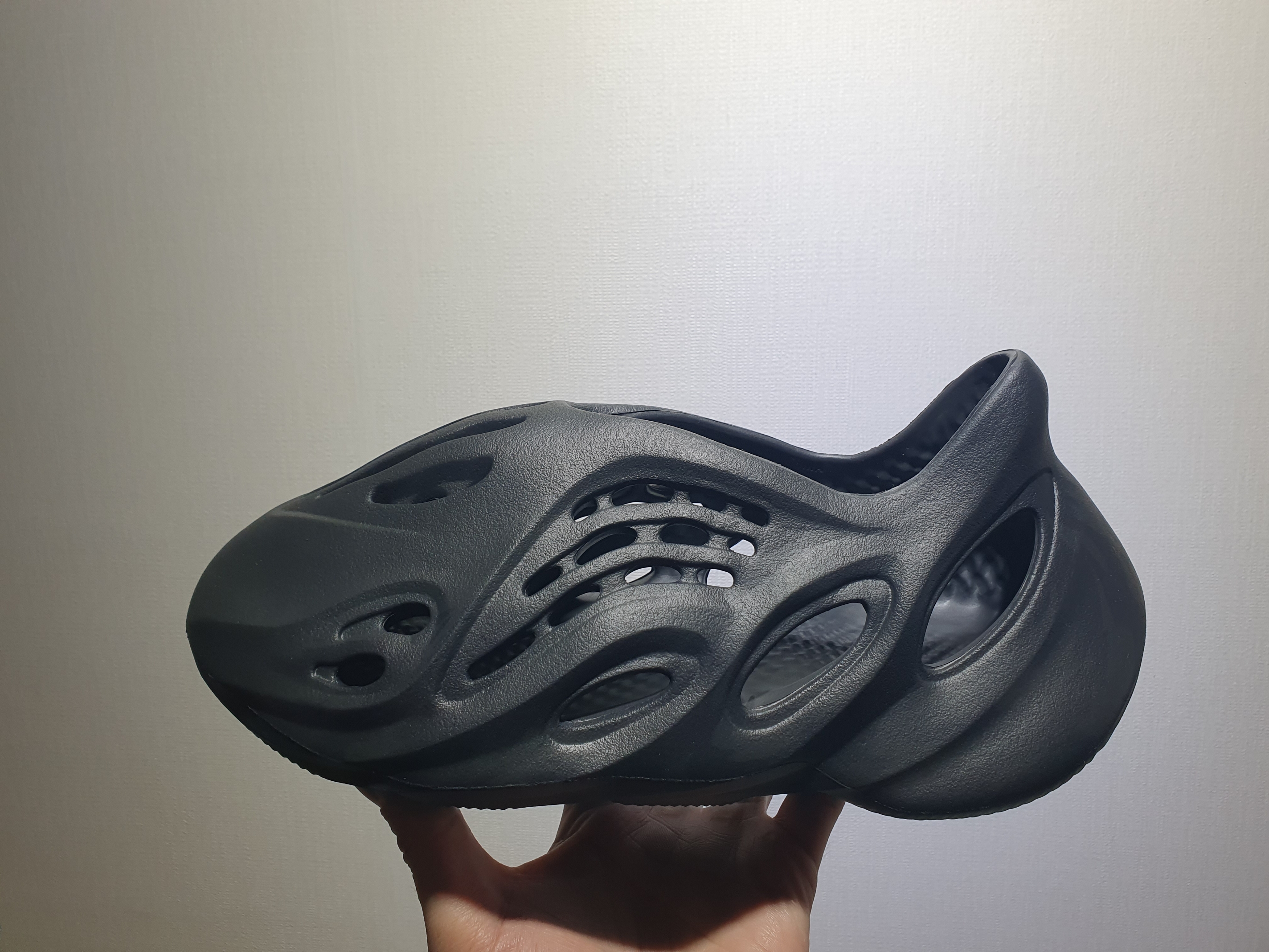 Adidas Yeezy Foam RNNR Onyx 착용 스타일
