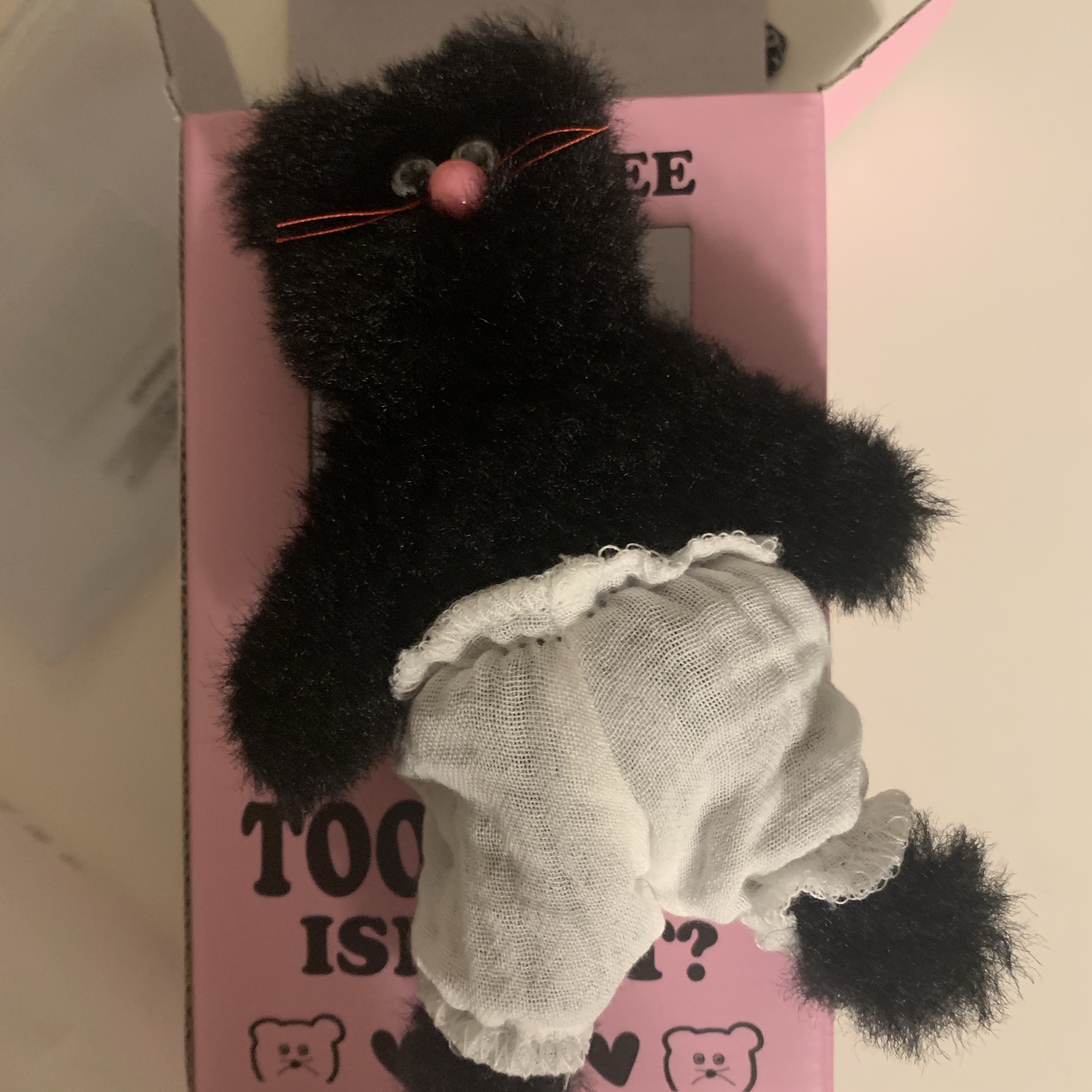 Monamhee Beulpingi Keyring with White Pants Black 착용 스타일