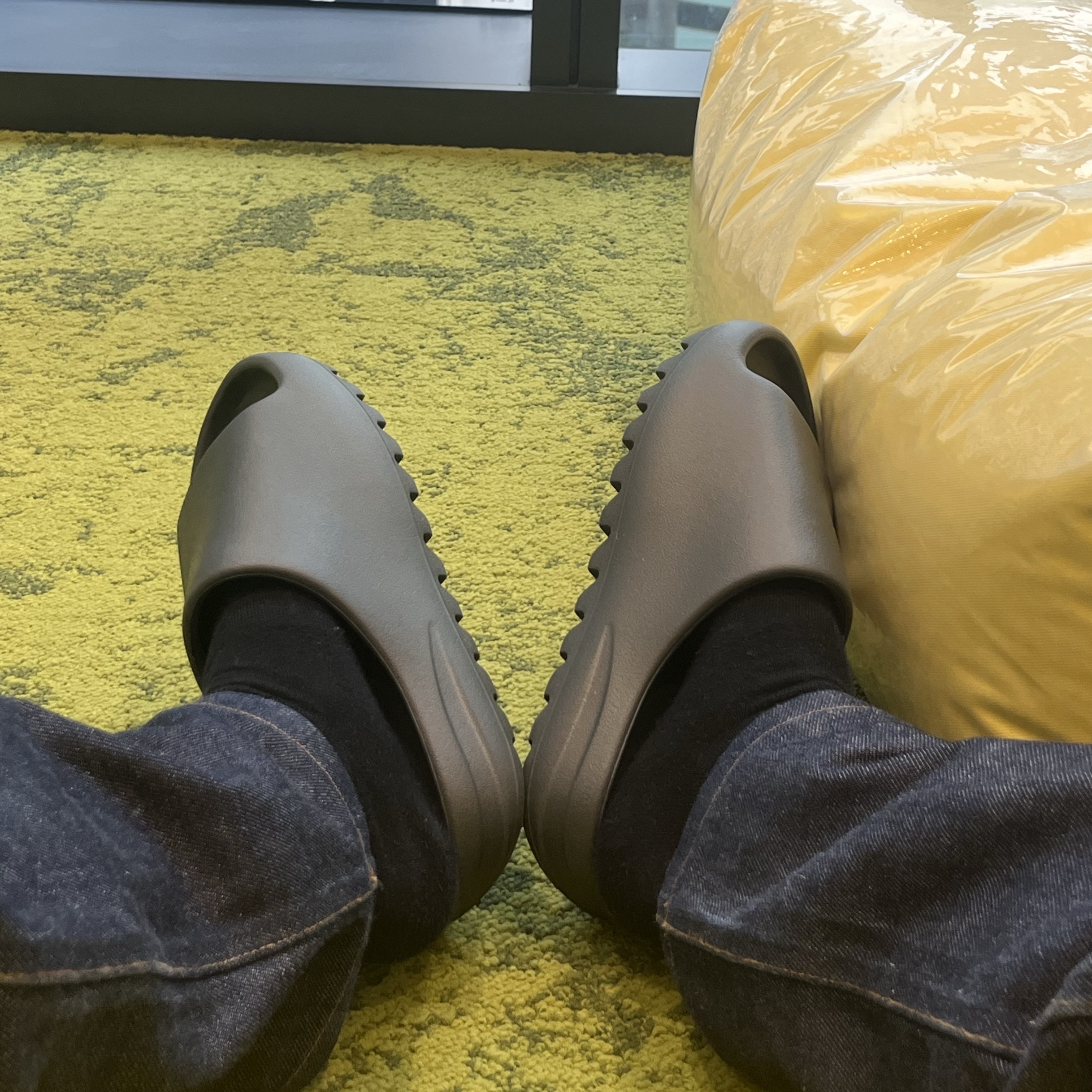 Adidas Yeezy Slide Dark Onyx 2024 착용 스타일 - 4