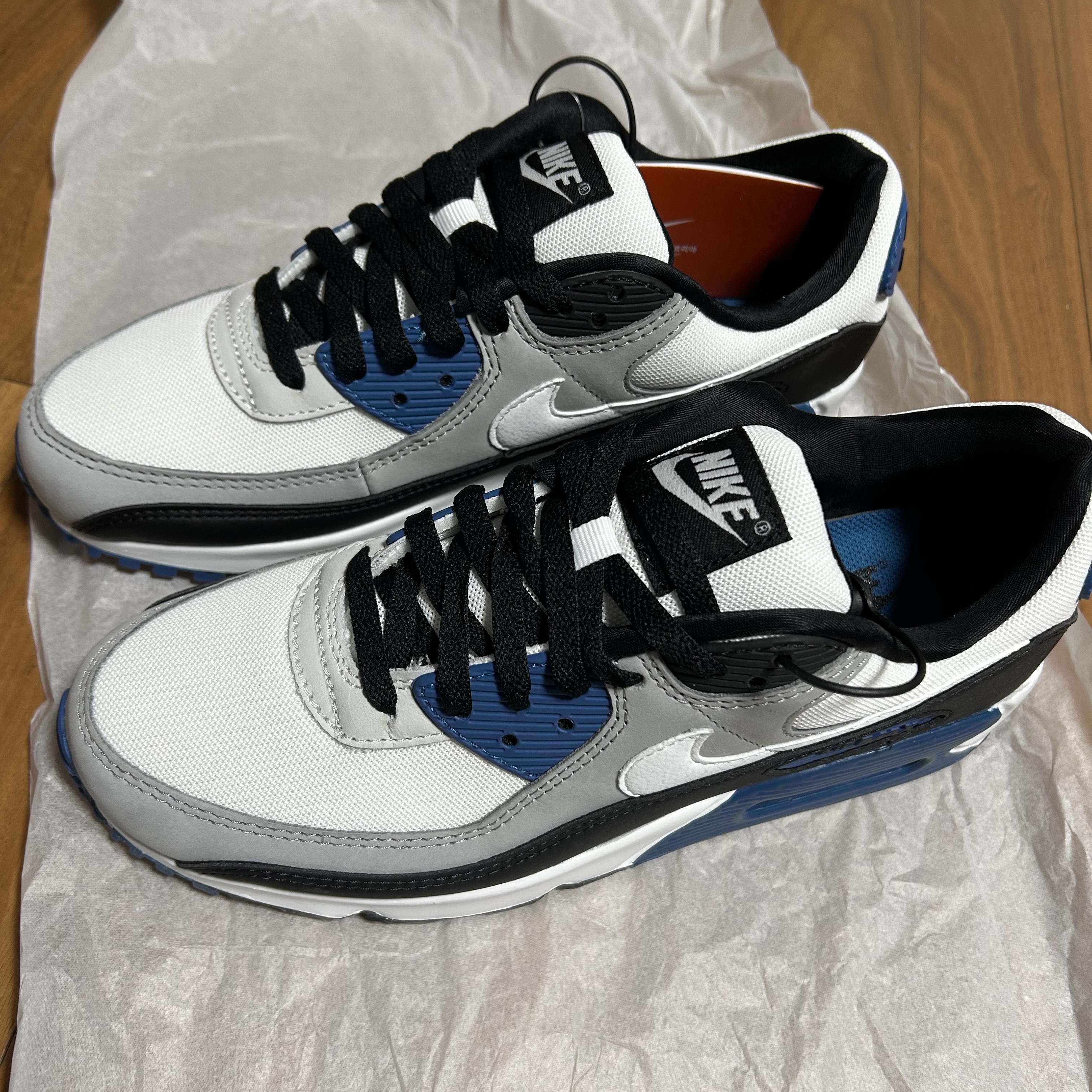 Nike Air Max 90 Light Smoke Grey Industrial Blue 착용 스타일 - 2