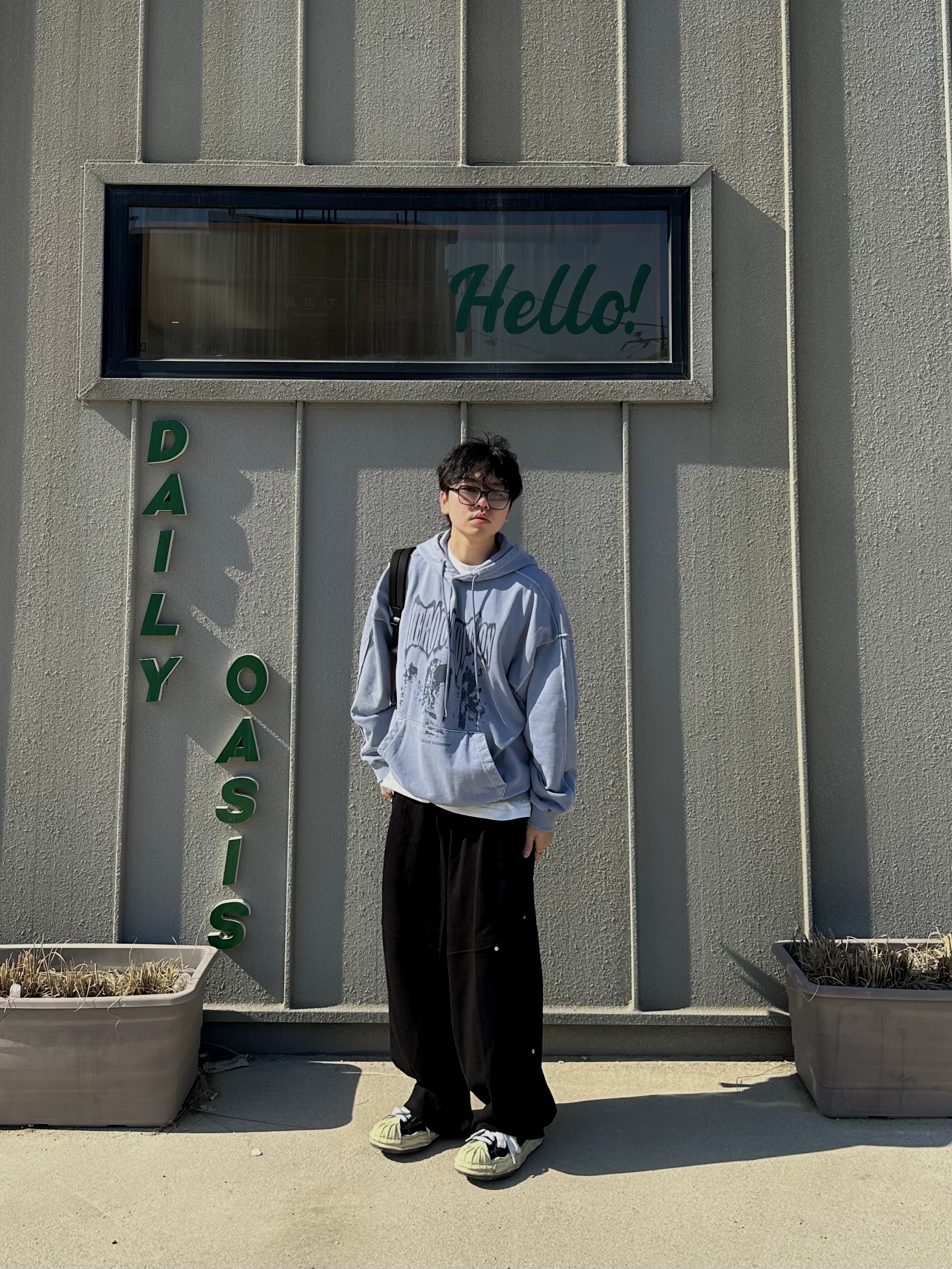 Maison Mihara Yasuhiro Blakey VL OG Sole Canvas Low-top Sneakers Black, Maison Mihara Yasuhiro Blakey OG Sole Canvas Low-top Sneakers White 착용 스타일 - 1