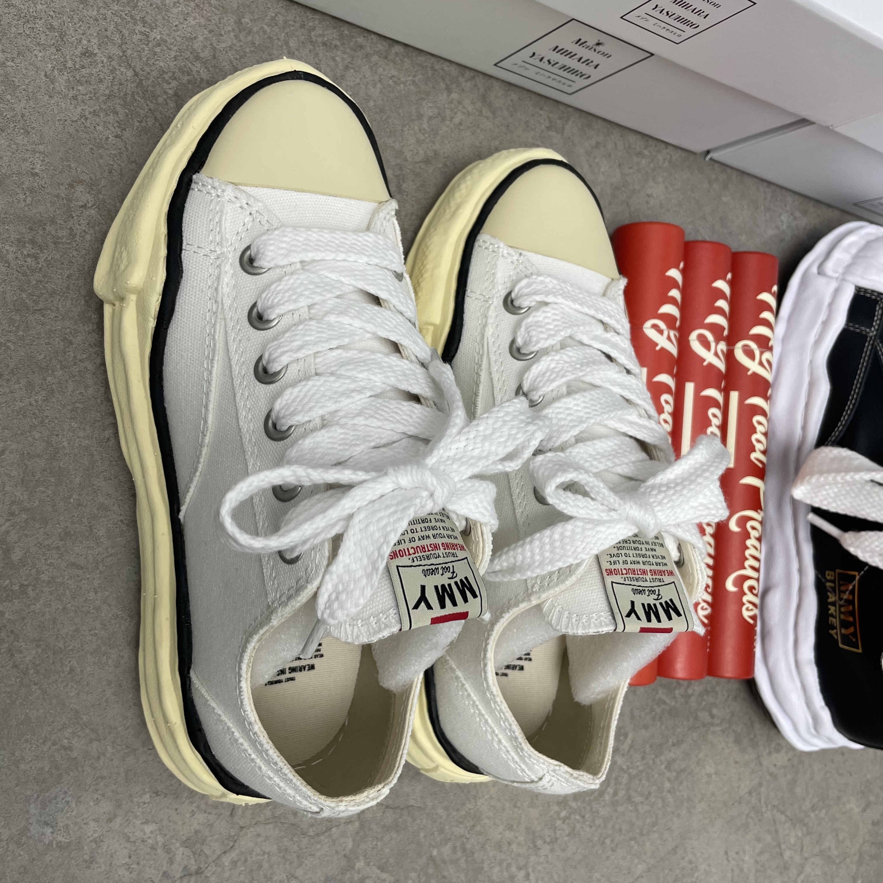 Maison Mihara Yasuhiro Blakey Puffer OG Sole Leather Low-top Sneakers Black, Maison Mihara Yasuhiro Peterson VL OG Sole Canvas Low-top Sneakers White 착용 스타일 - 2