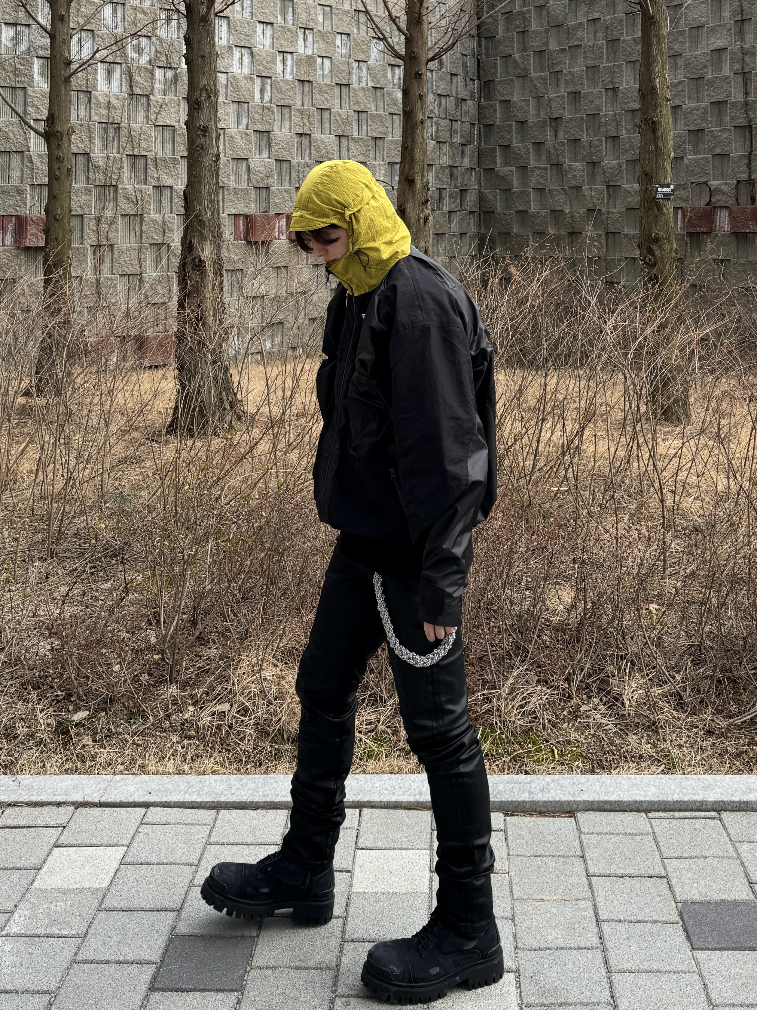 Undermycar Binadu Gashutein 6 Multi 3D Pocket Light Shell Parka Buff Yellow - 24SS, Balenciaga Combat Strike 20mm Boots Black 착용 스타일 - 1