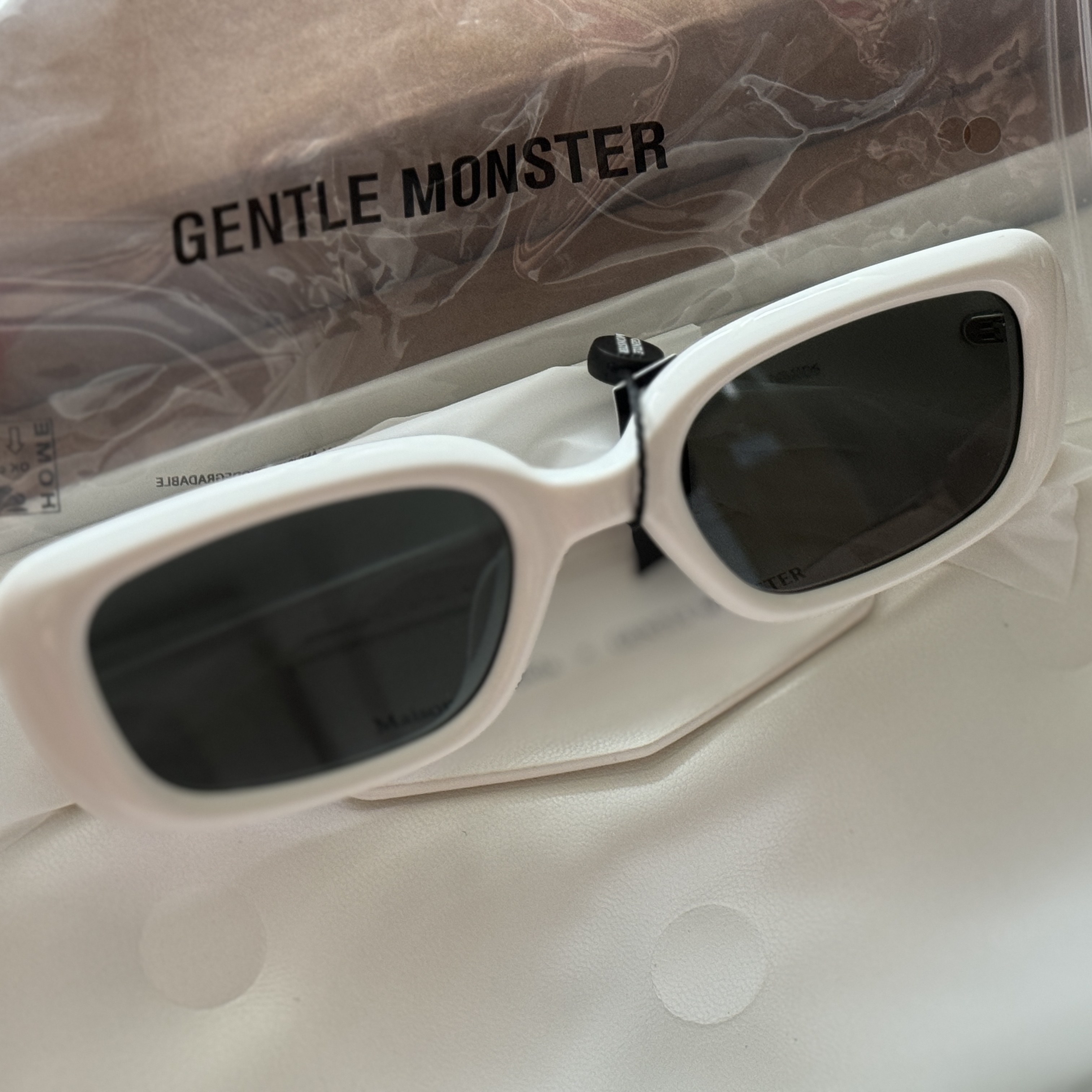 Gentle Monster x Maison Margiela MM106 White Black 착용 스타일