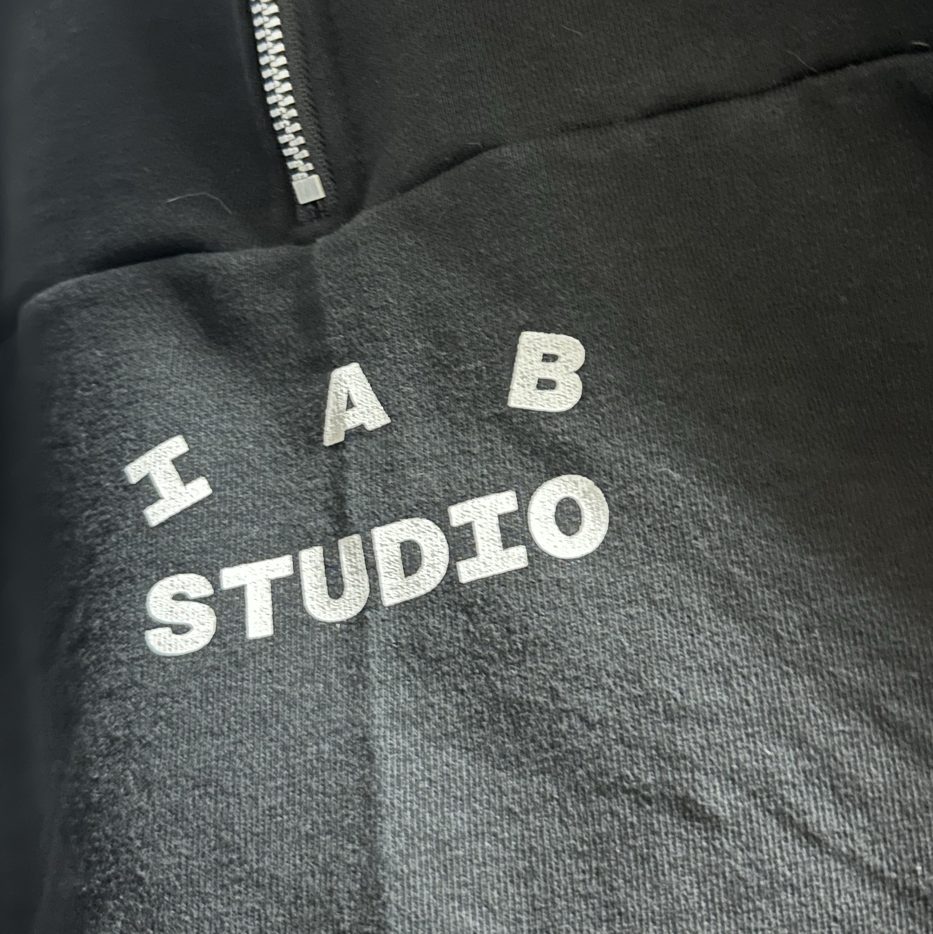 IAB Studio Half Zip-Up Black White 착용 스타일