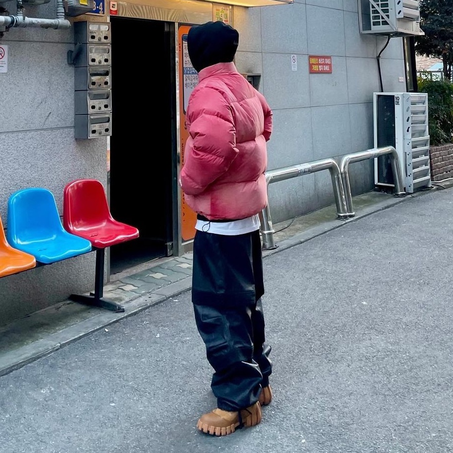 Stussy Recycled Nylon Down Puffer Faded Red, Farfromwhat Far Layered Work Pants Coated Black 착용 스타일 - 2