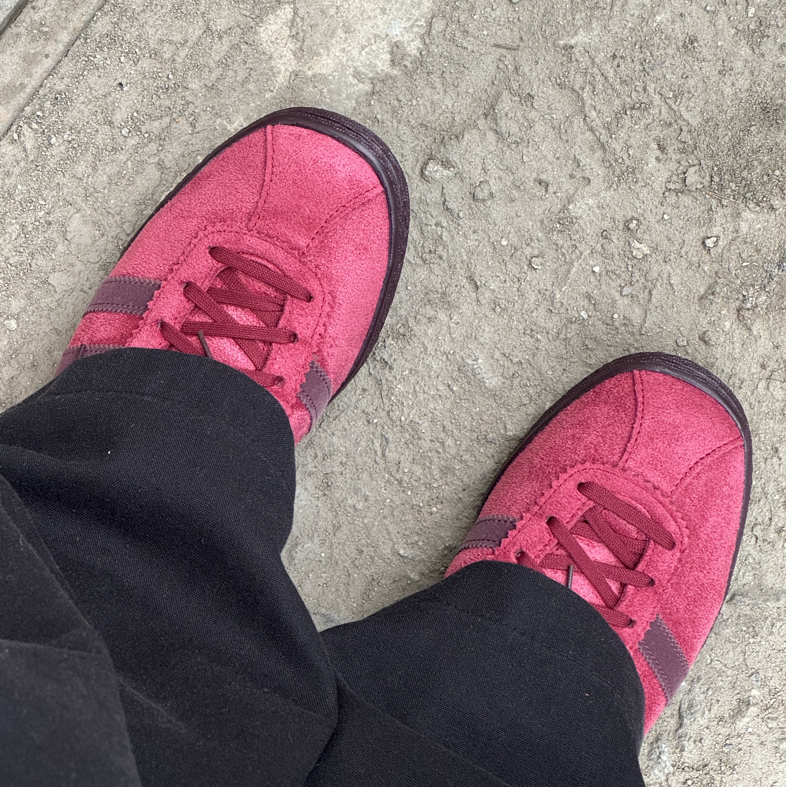 Adidas Tobacco Gruen Collegiate Burgundy 착용 스타일