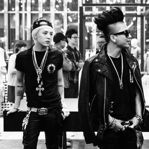 Chrome Hearts Silichrome CH Cross Pendant Black 2022/2023/2025, Chrome Hearts Silichrome CH Cross Pendant Pink 2022 착용 스타일 - 8