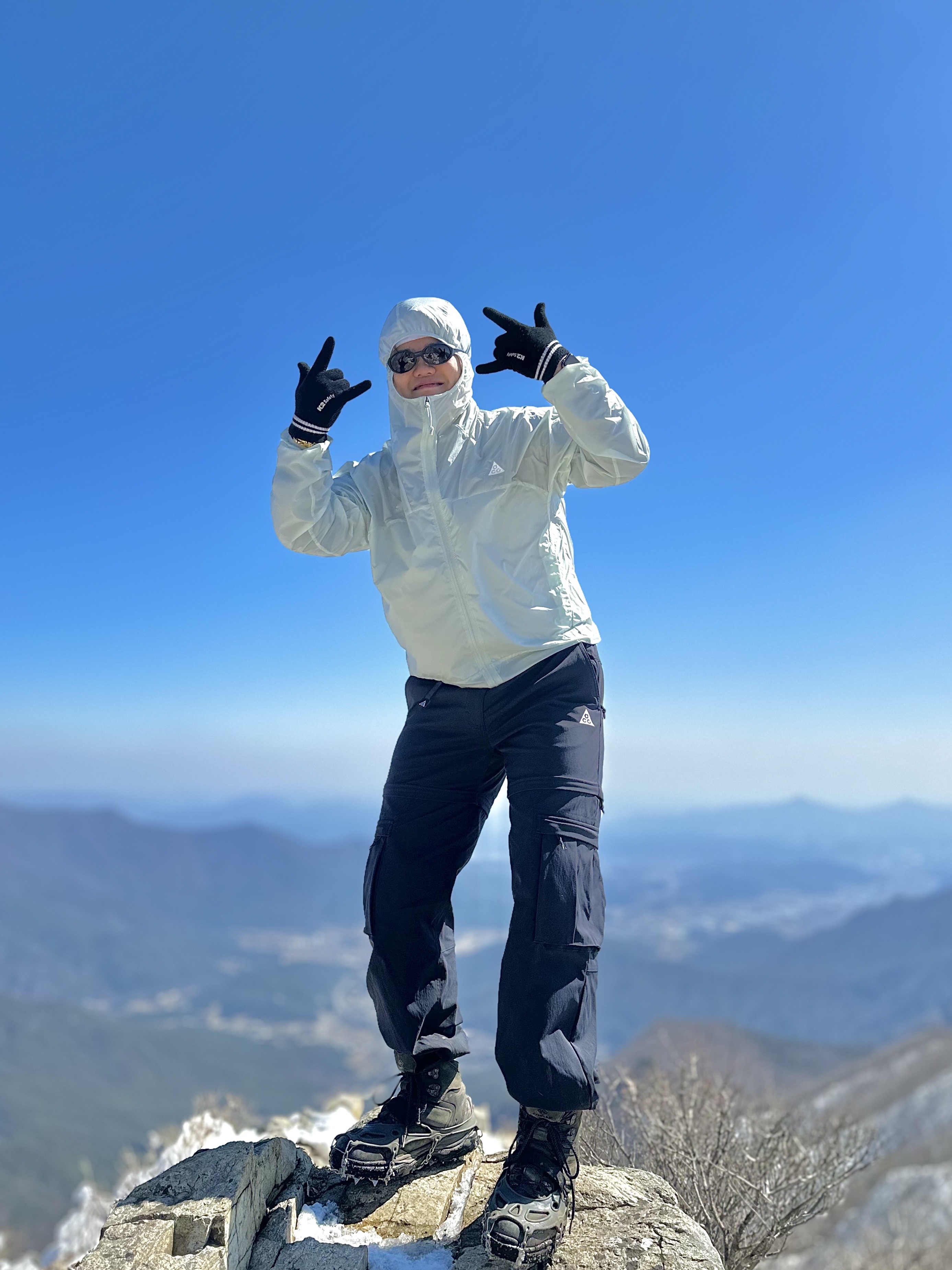 Nike ACG Windproof Cinder Cone Jacket Light Silver - Asia, (W) Nike ACG Smith Summit Zip-Off Pants Black - Asia 착용 스타일