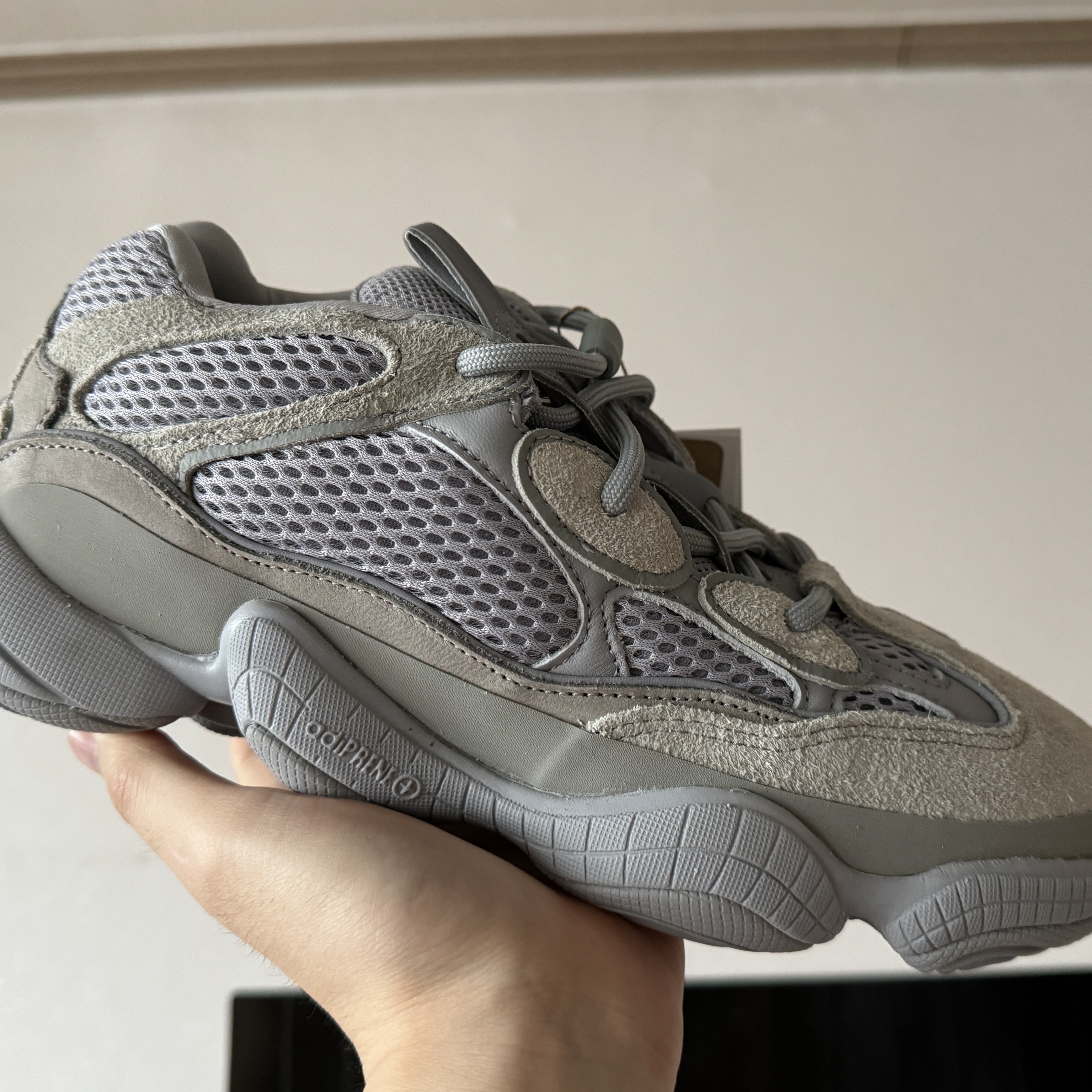 Adidas Yeezy 500 Stone Salt 착용 스타일