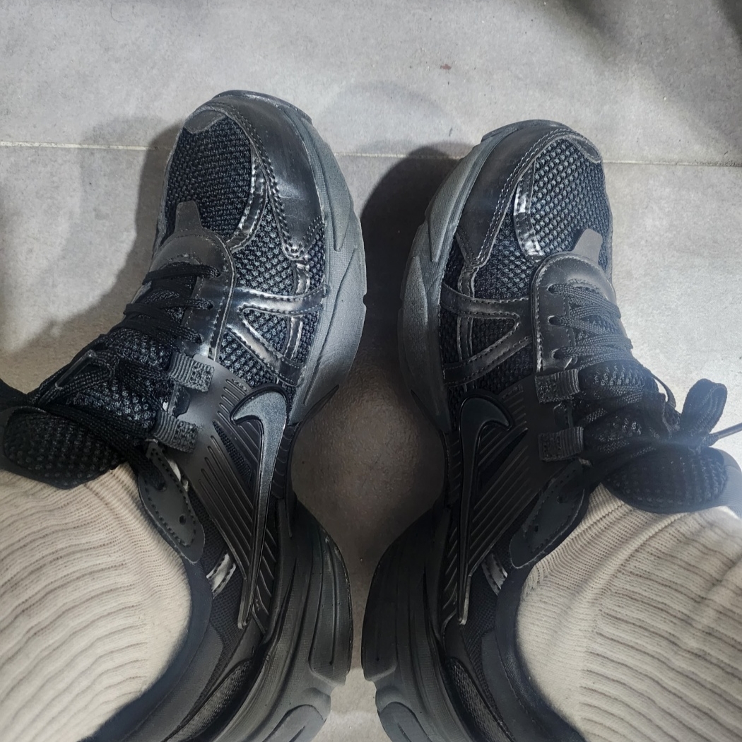 Nike V2K Run Black Anthracite 착용 스타일 - 1