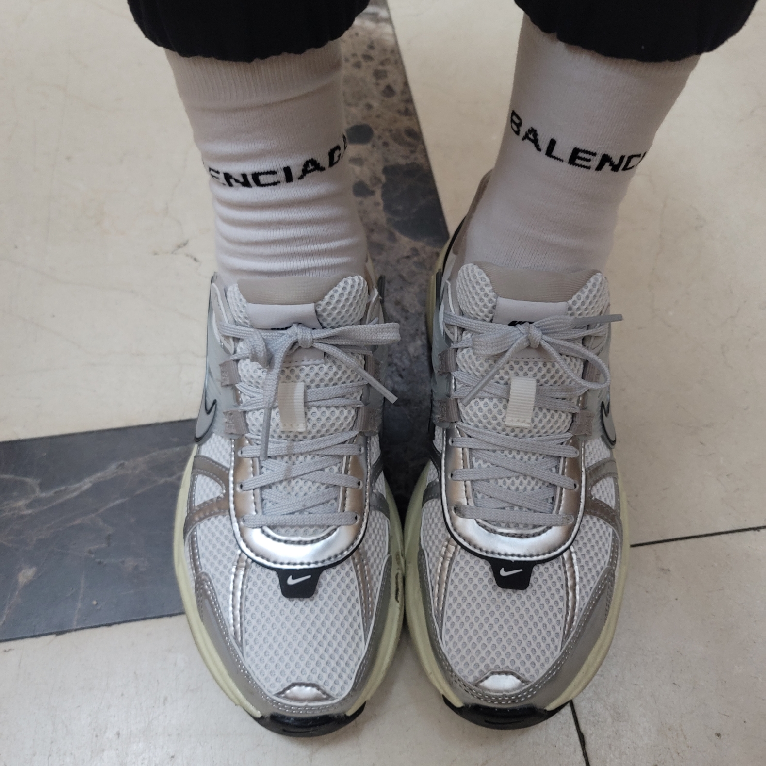 Nike V2K Run Summit White Metallic Silver 착용 스타일 - 1