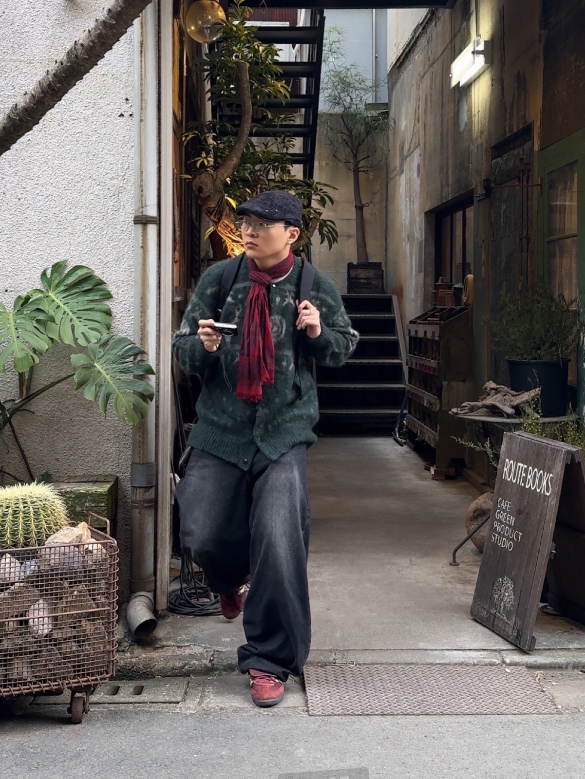 South2 West8 Loose Fit Crew Neck Cardigan S2W8 Nordic Green, Gentle Monster Atomic 02 Silver 착용 스타일 - 6
