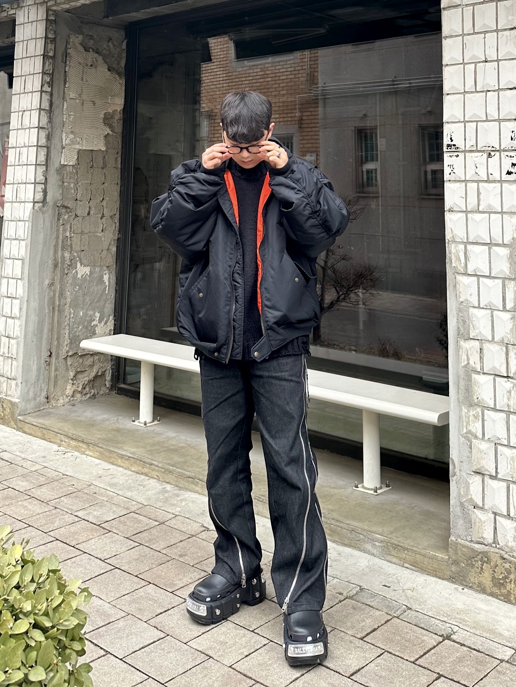 Balenciaga Hardcrocs Mule Black 착용 스타일 - 1