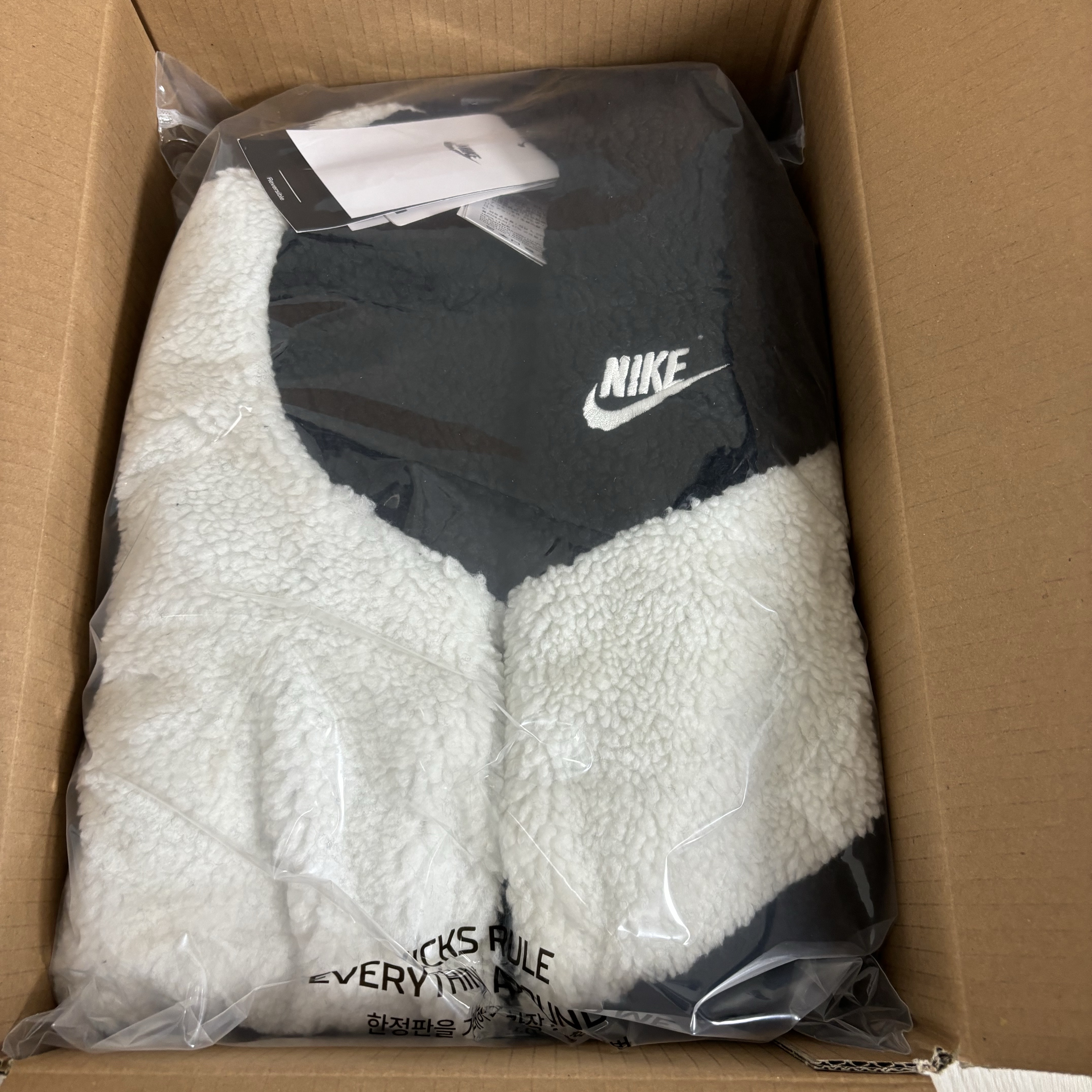 Nike Big Swoosh Full Zip Jacket Black Sail 착용 스타일